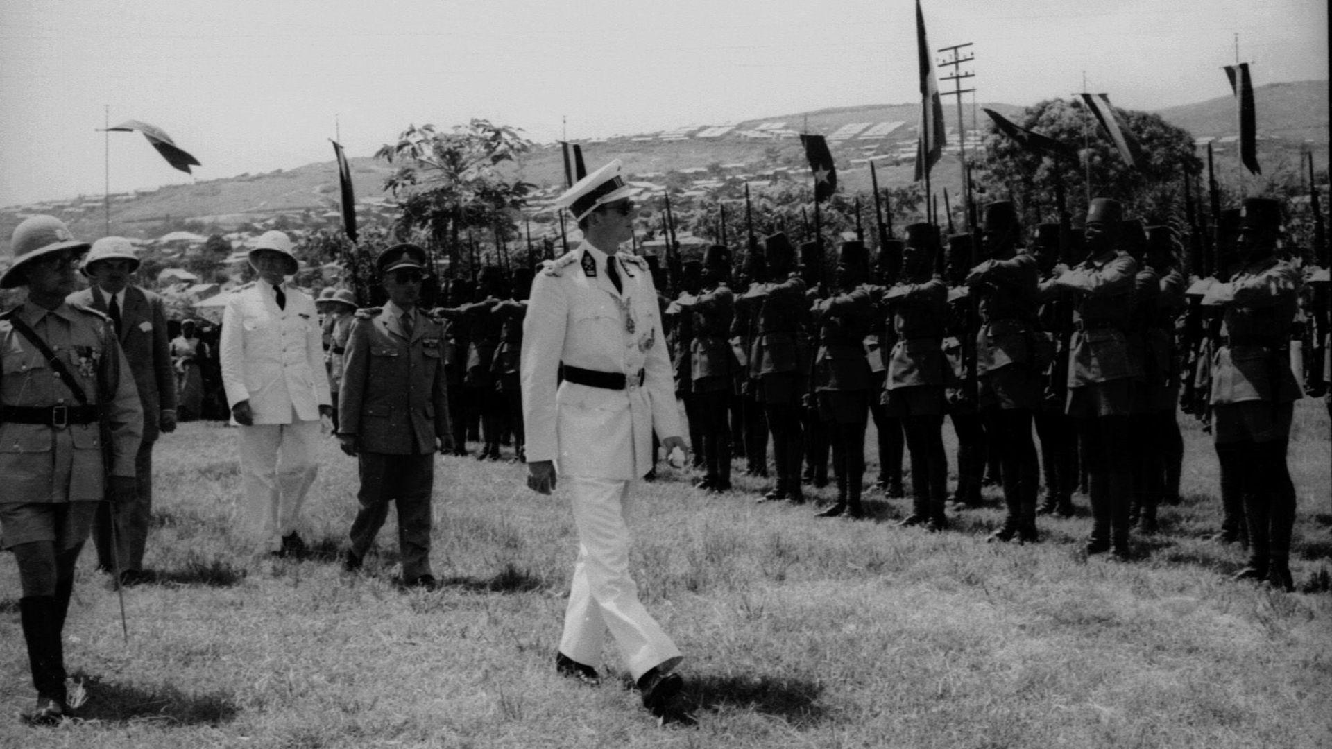 Le roi Baudouin passe en revue les troupes de l’armée coloniale de Matadi, lors d’un voyage d’un mois au Congo en 1955.
