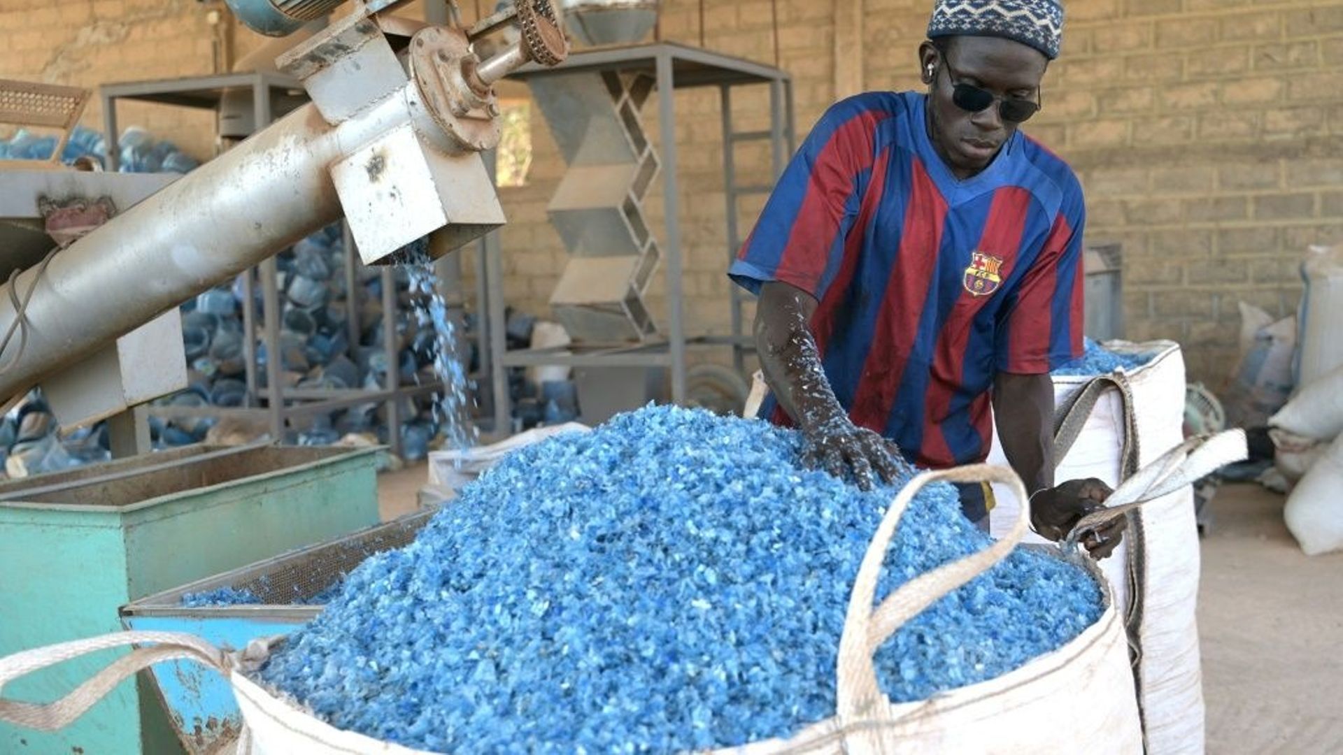 Sénégal : à bord du Plastic Odyssey pour rêver d'un monde plus propre.