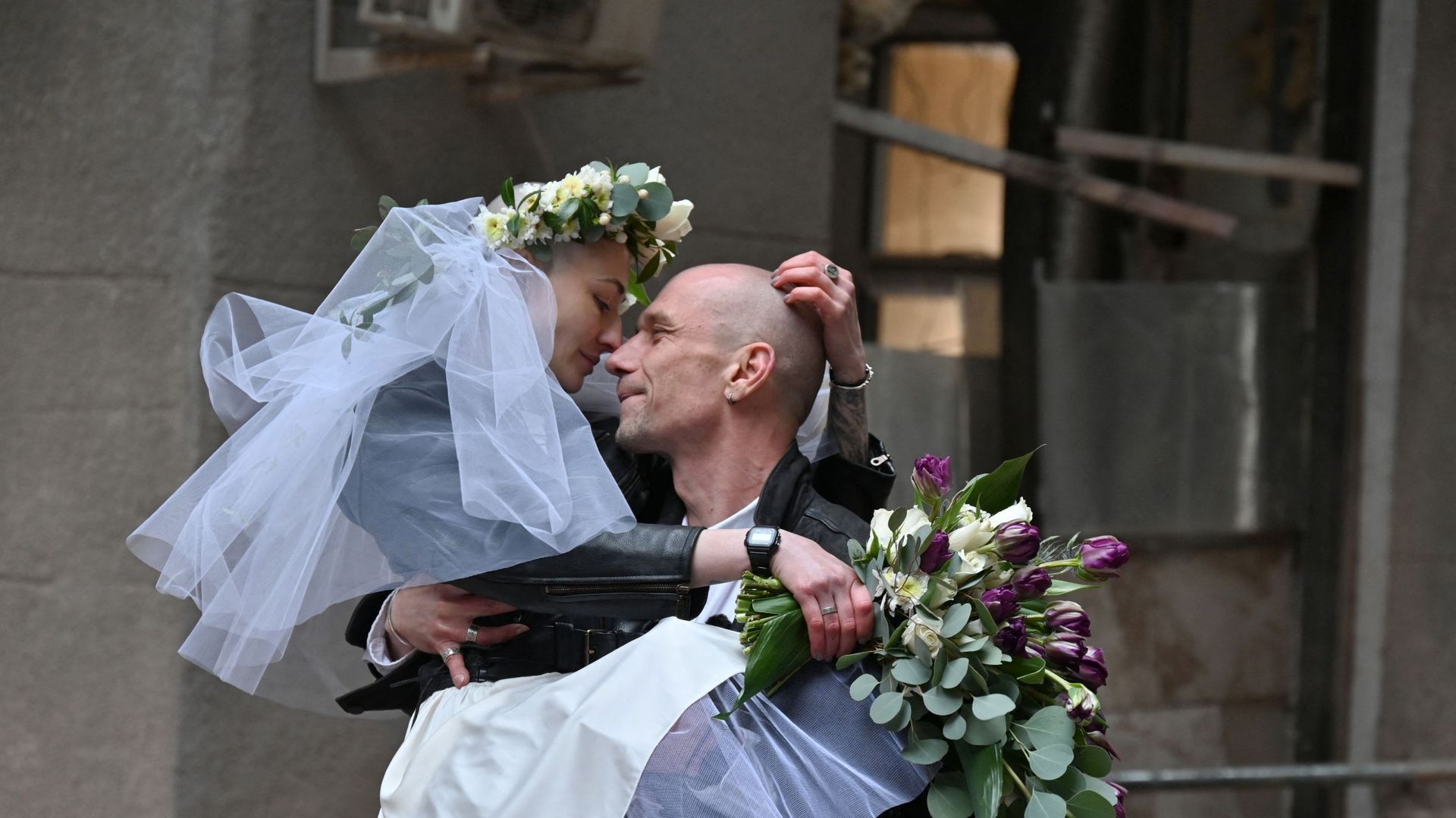 Petit Moment De Bonheur Dans La Guerre En Ukraine : Un Couple Se Marie ...