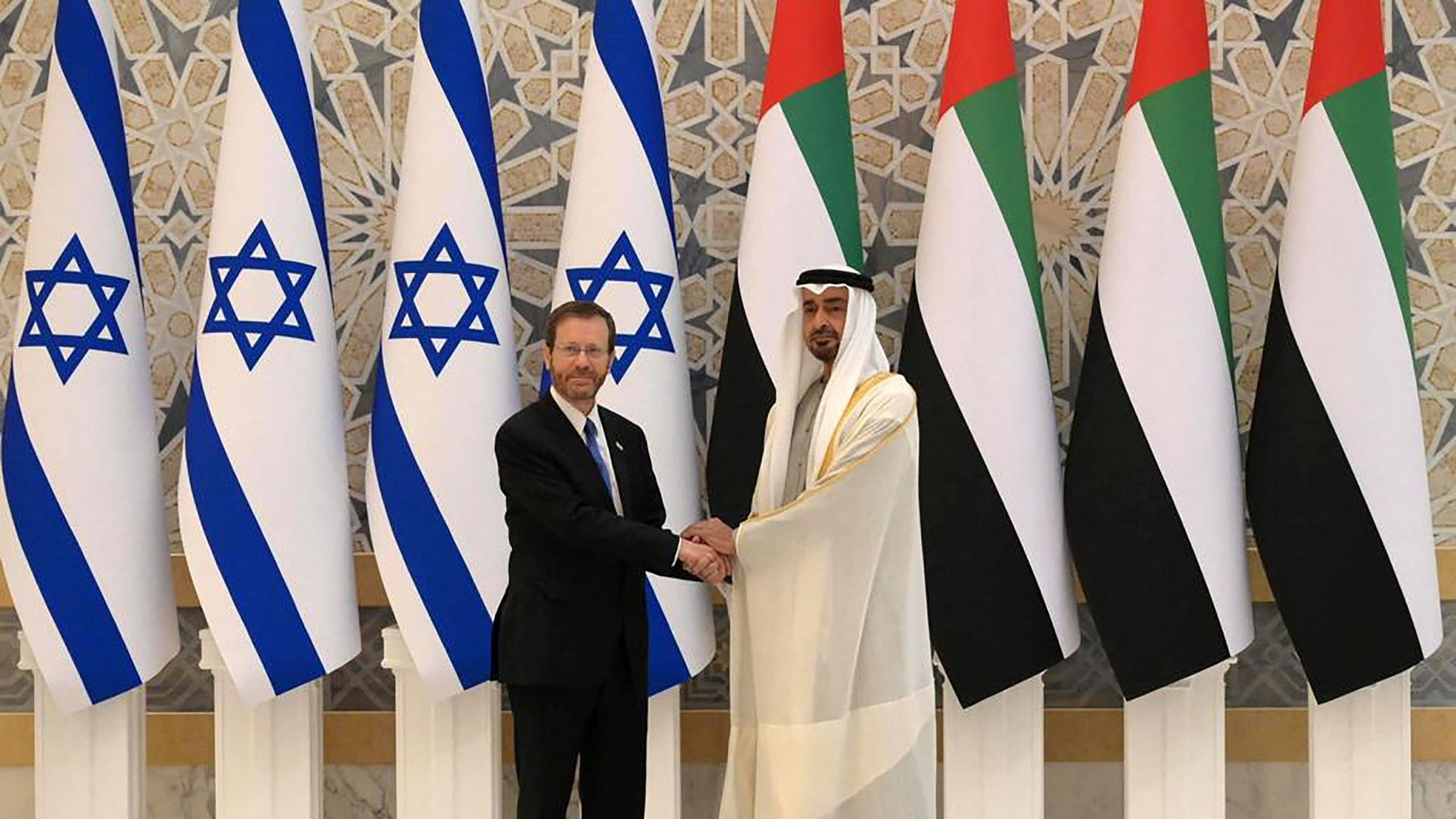 Le prince héritier d'Abu Dhabi, le cheikh Mohammed bin Zayed al-Nahyan (à droite) reçoit la visite du président israélien Isaac Herzog (à gauche) dans la capitale des Émirats arabes unis, Abu Dhabi. Le 30 janvier 2022.