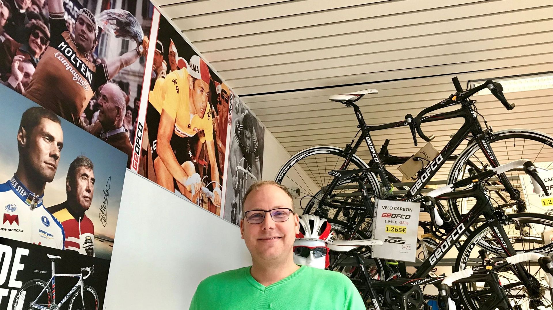 Geoffrey Coupé, le manager, dans son magasin de cycles GEOFCO à Frameries