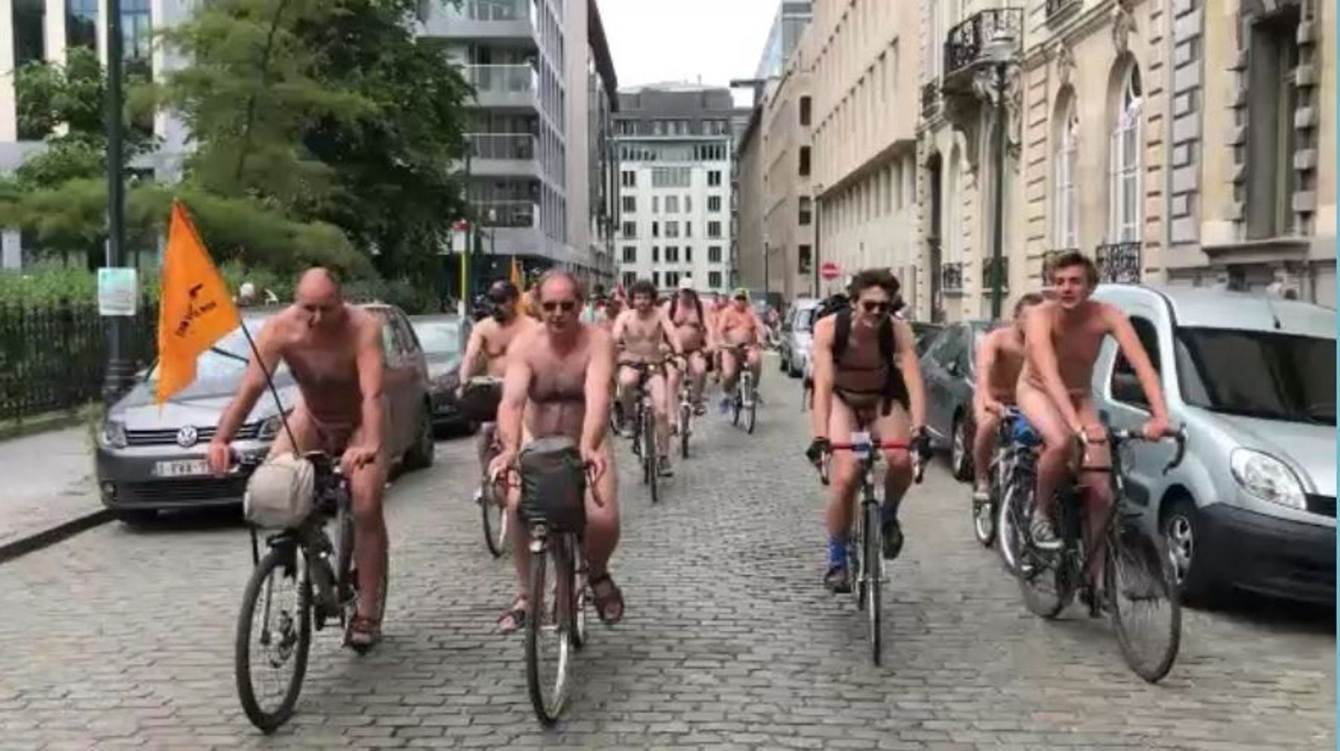 Près de 300 cyclistes nus parcourent Bruxelles pour dénoncer pollution et insécurité