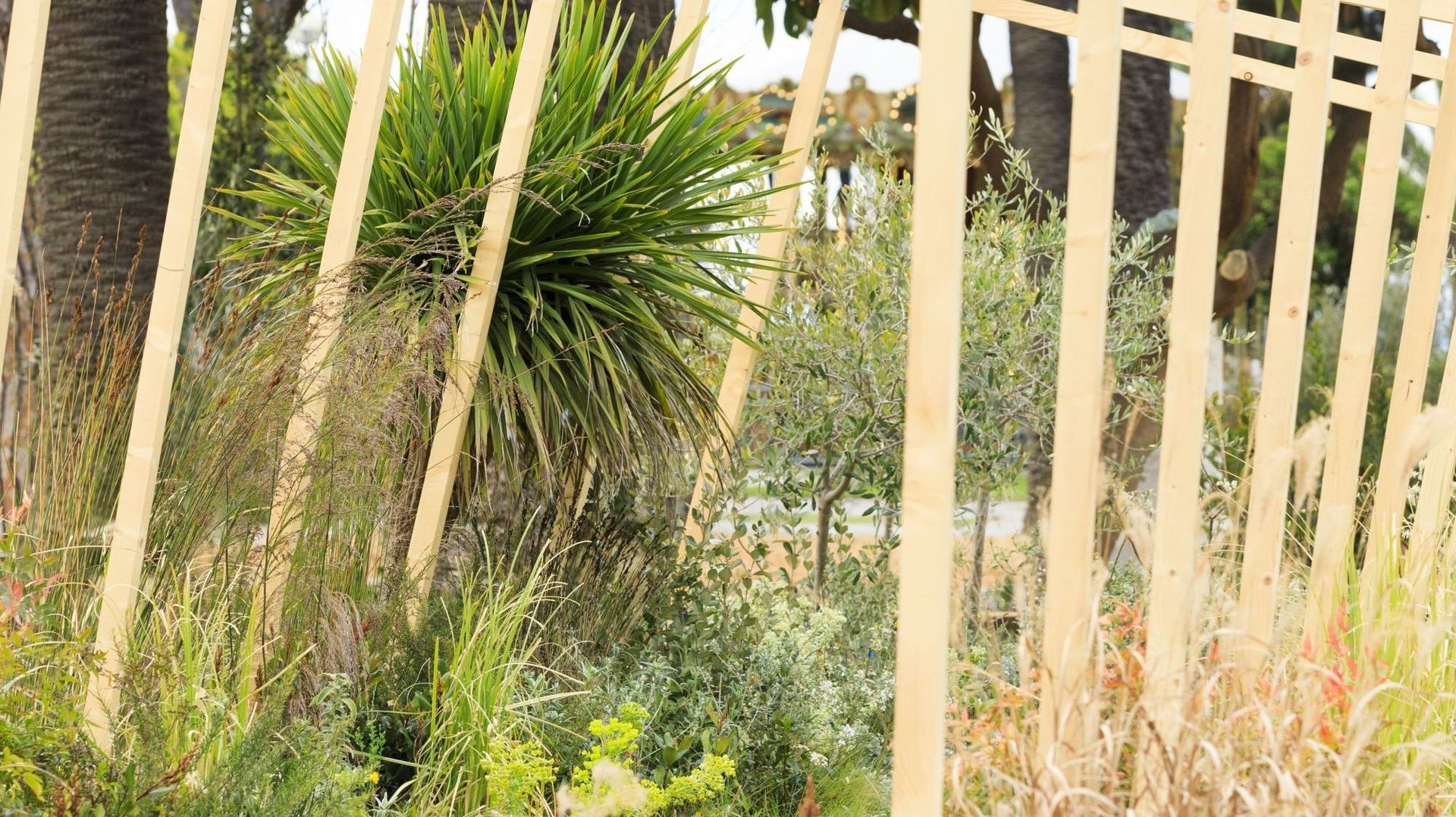 Le jardin « Twistcape » de Paolo Sabbion (Italie), prix du Jury de la presse, comporte à Nice une galerie d’arches de bois qui se tord sur elle-même.