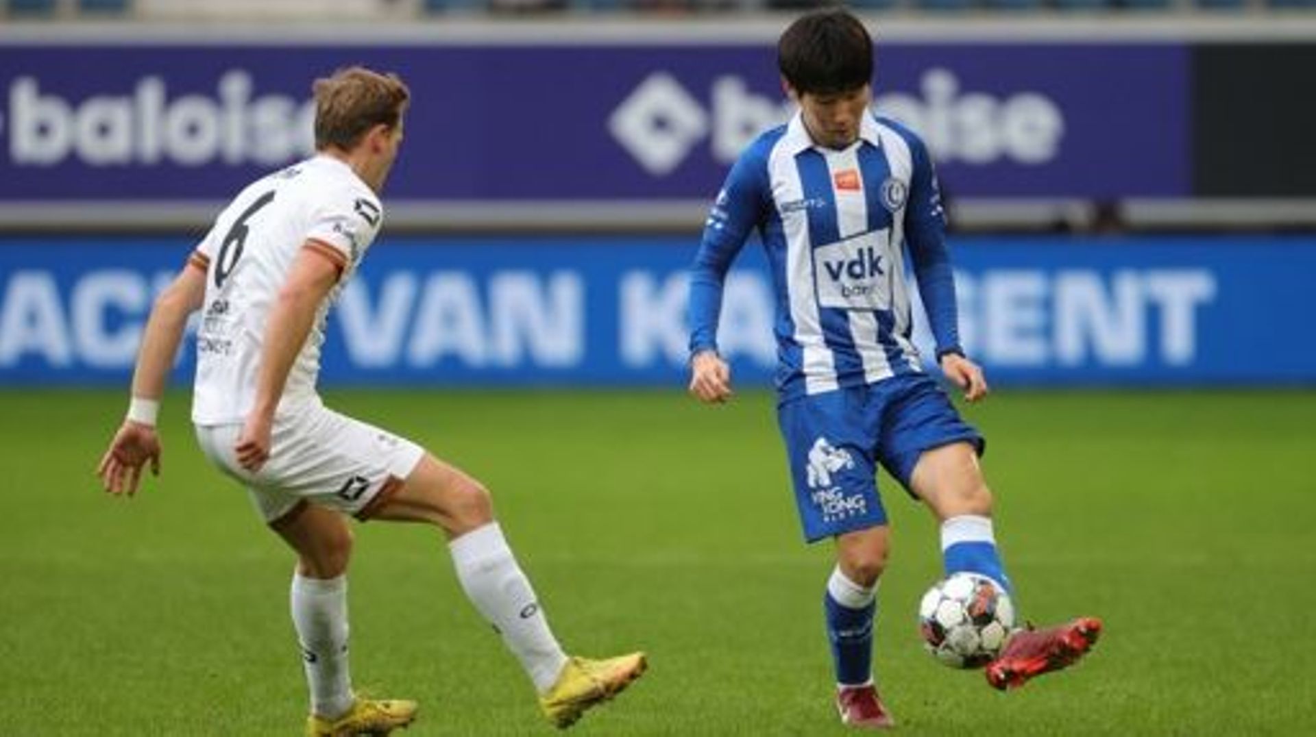 OHL’s Joren Dom and Gent’s Hyunseok Hong fight for the ball during a soccer match between KAA Gent and OH Leuven, Sunday 19 February 2023 in Gent, on day 26 of the 2022-2023 'Jupiler Pro League' first division of the Belgian championship. BELGA PHOTO VIRG