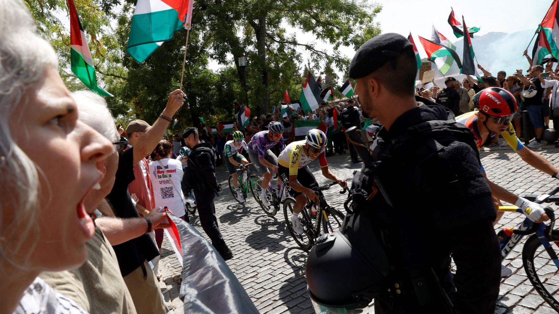 Vuelta : couchés sur la route, des manifestants pro palestiniens tentent d’arrêter la course
