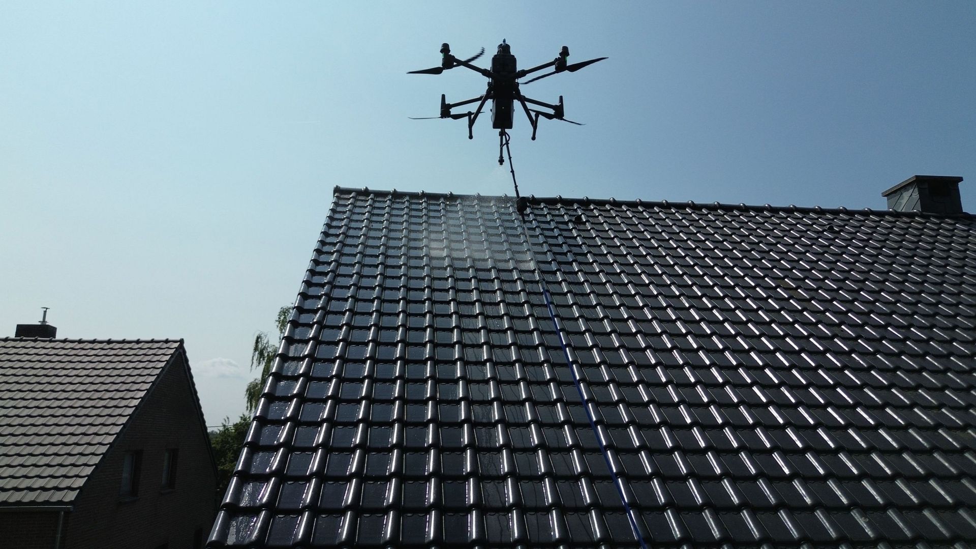 Icare Drone révolutionne le nettoyage des toits et façades