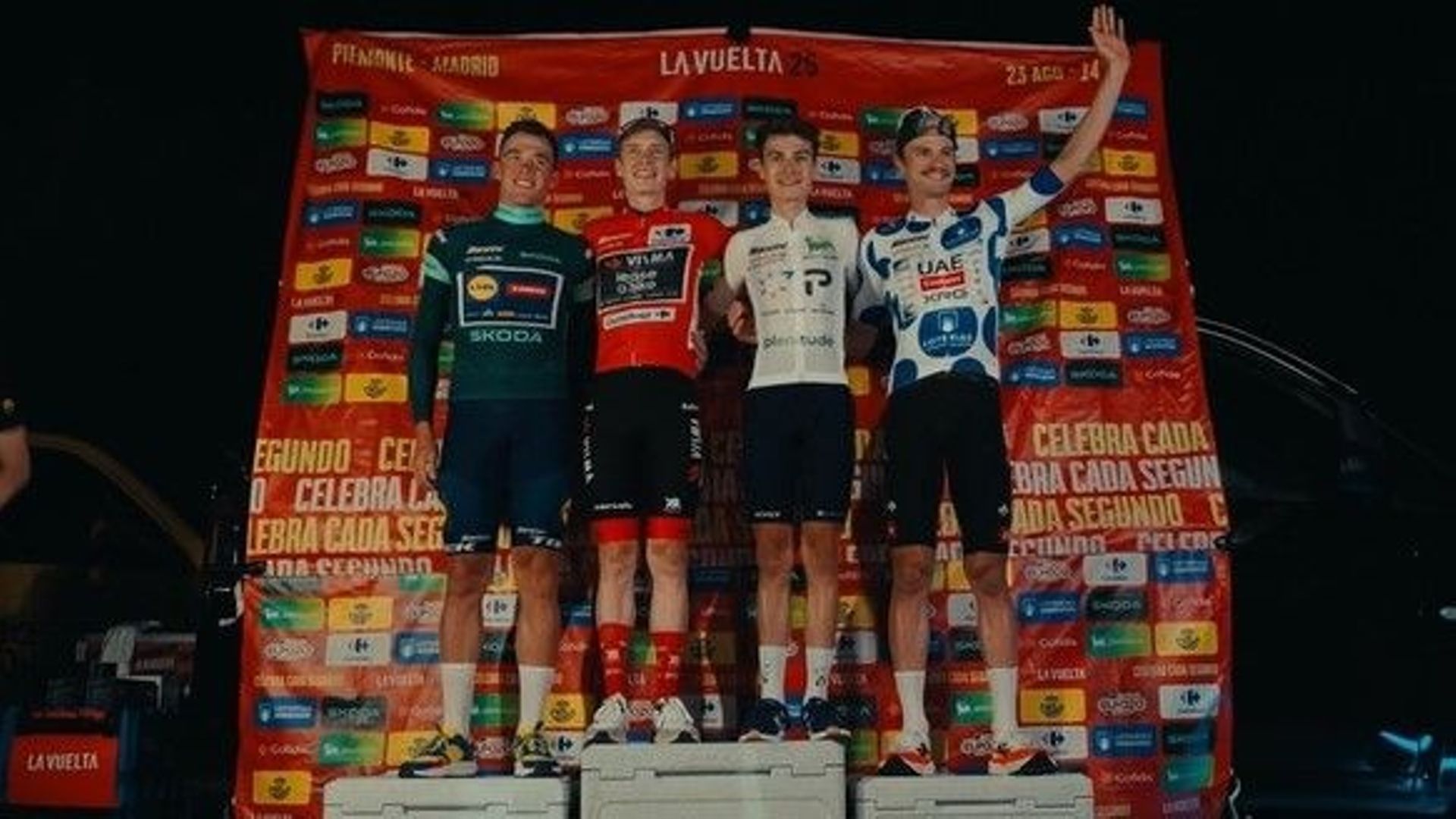 Pas de cérémonie protocolaire sur la Vuelta ? Bâches et glacières, les coureurs célèbrent sur un… parking