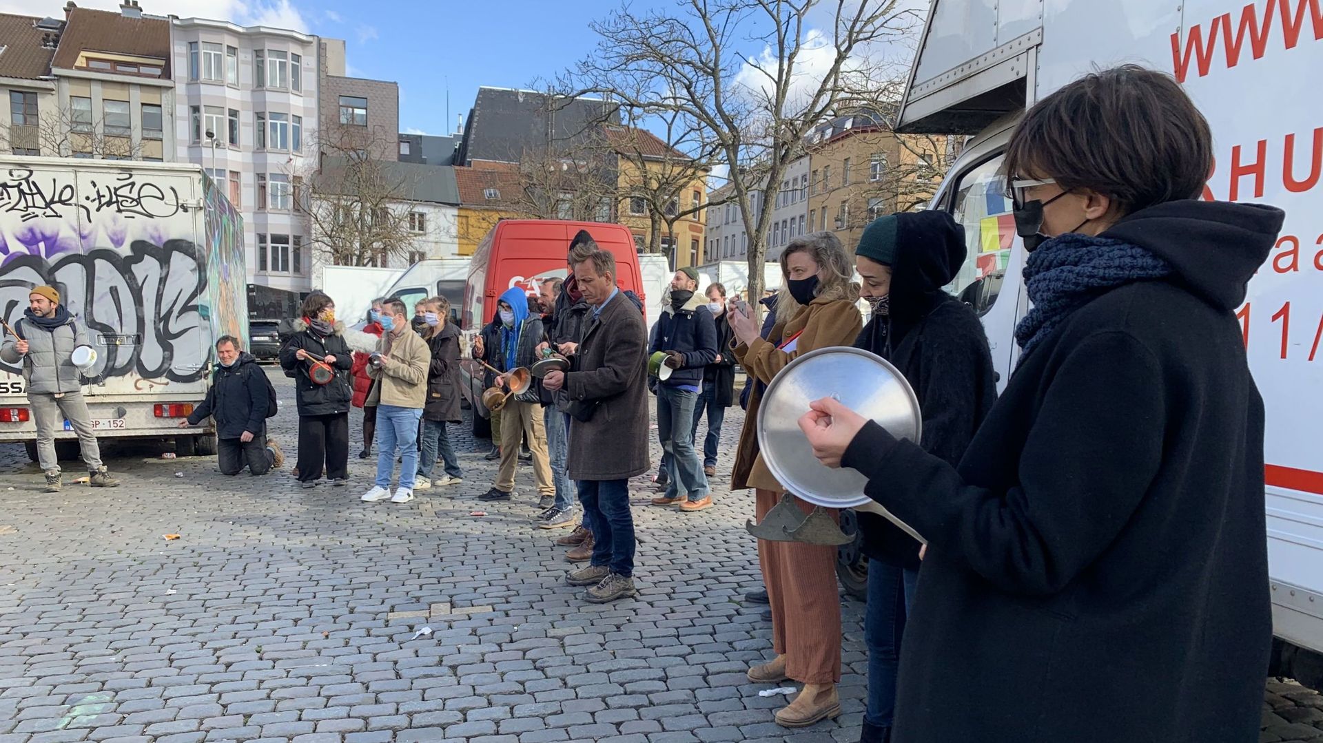 Bruxelles : des bruits de casseroles pour la réouverture du marché aux puces de la place du Jeu de Balle