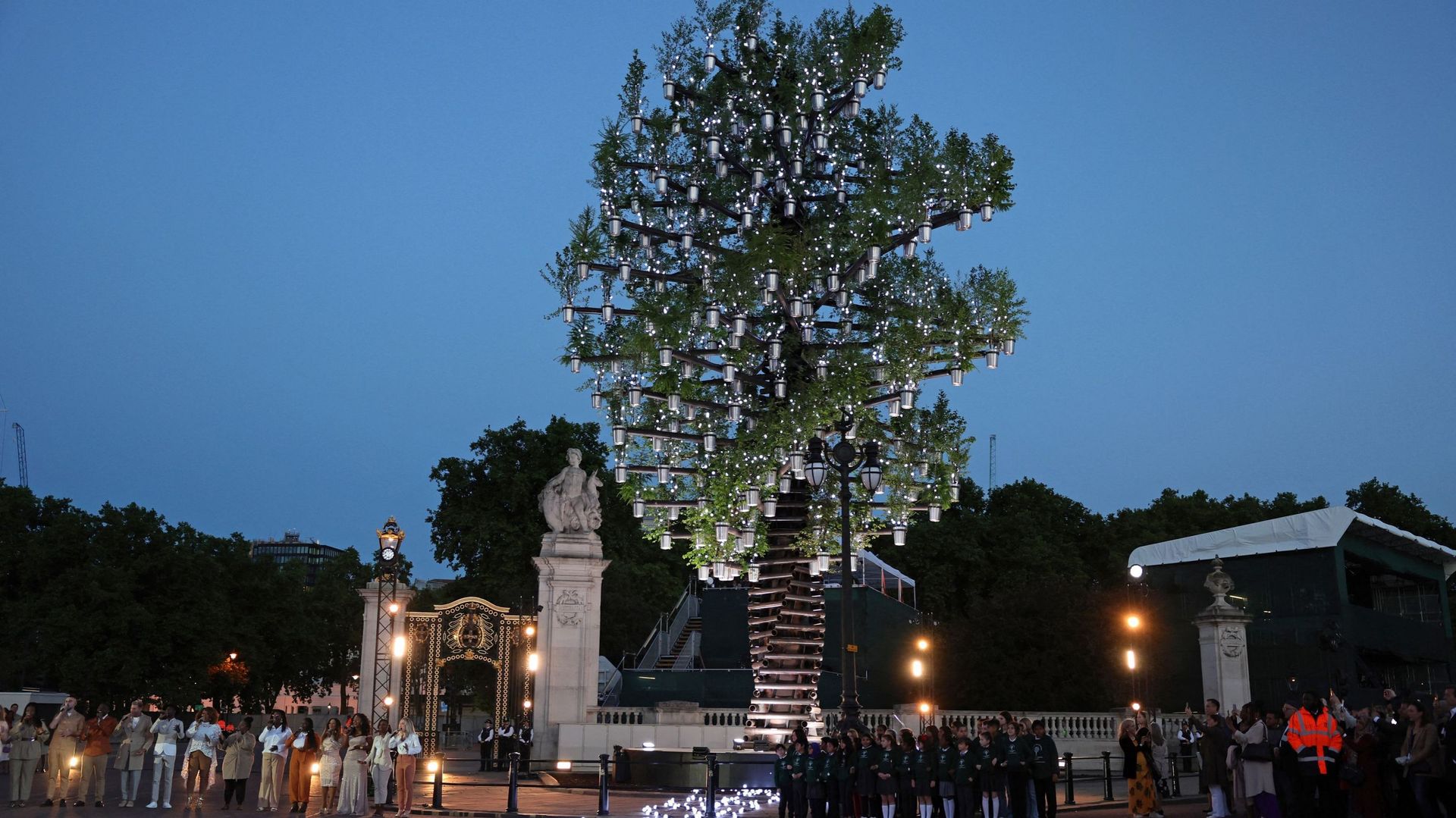 La sculpture intitulée "Tree of Trees" devant le palais de Buckingham est la principale attraction lumineuse de la nuit. Composée de 350 arbres ayant poussé au Royaume-Uni, la sculpture est censée rappeler que les arbres sont les "super-héros" des villes,