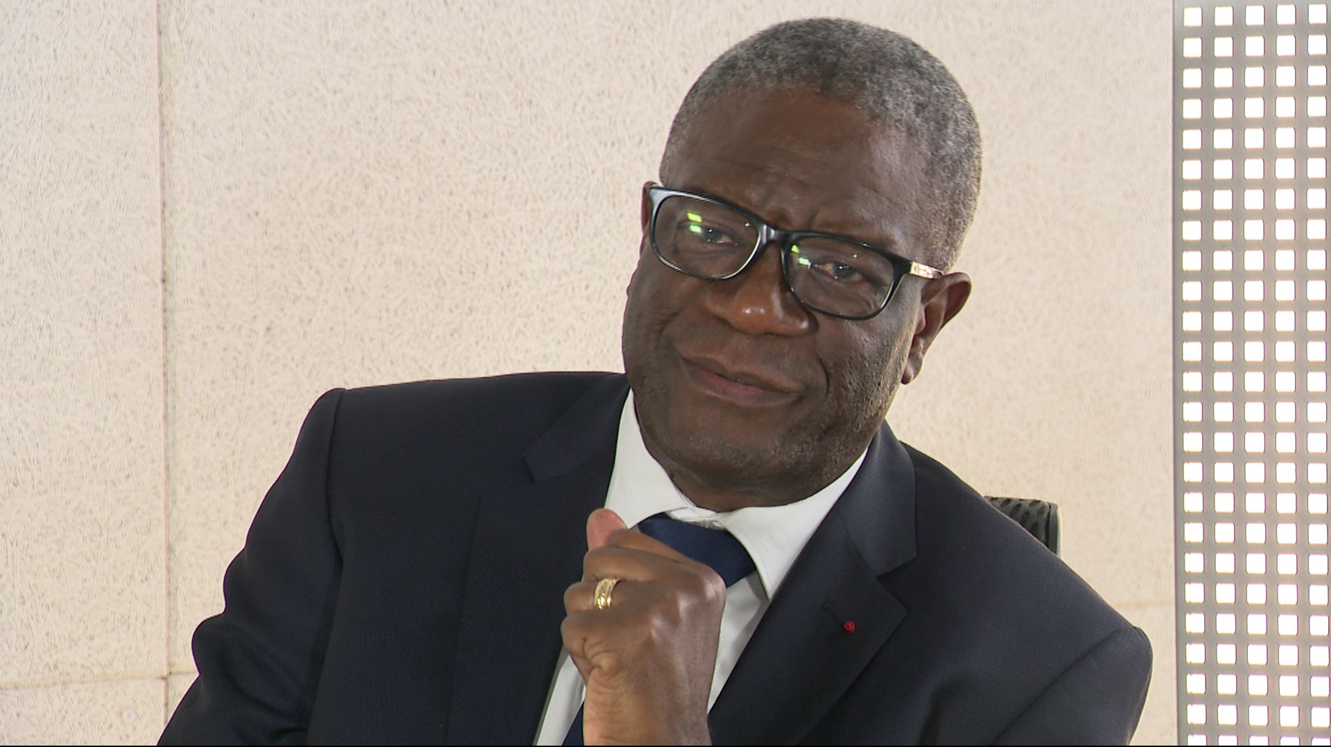 Le docteur Denis Mukwege a aidé d’innombrables femmes victimes de violences sexuelles. Ce qui lui a valu ce surnom : "L’homme qui répare les femmes", qui est aussi le titre d’un film et d’un livre.