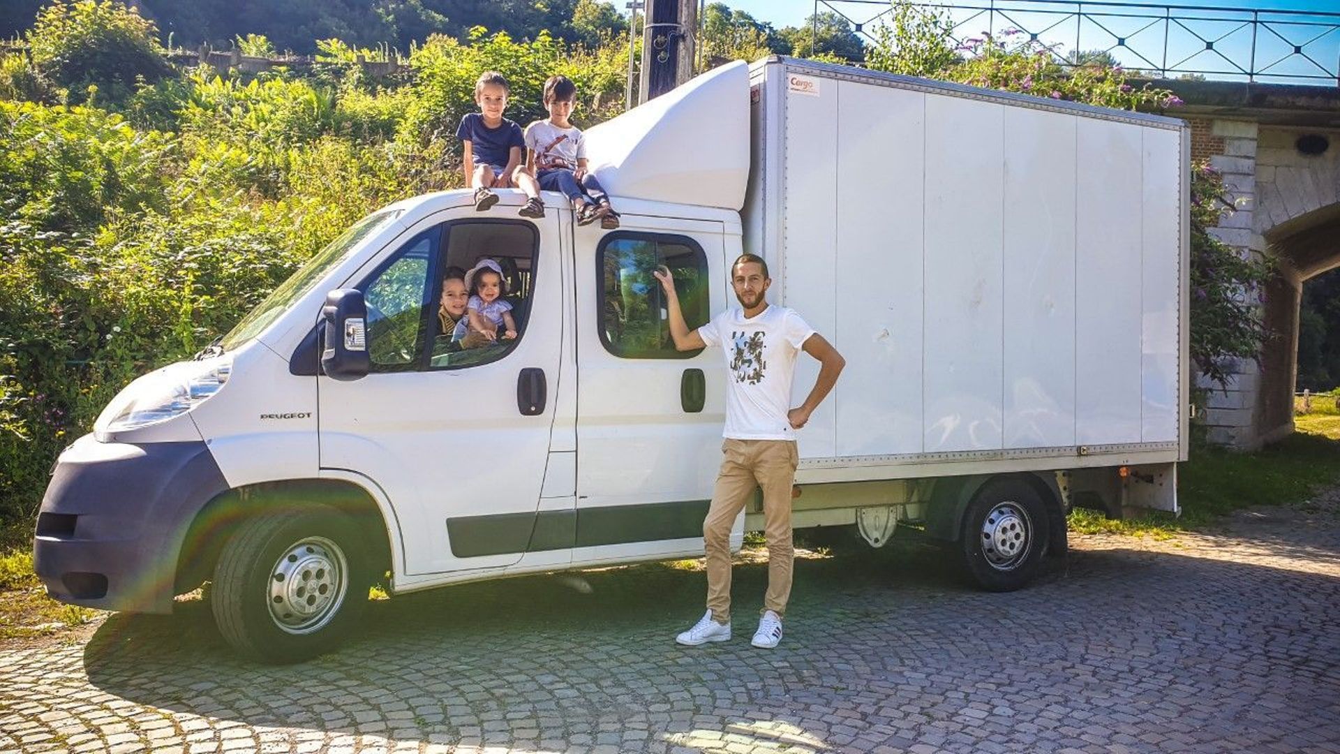 La famille Touati s’apprête à réaliser un tour du monde de deux ans dans leur camionnette aménagée.