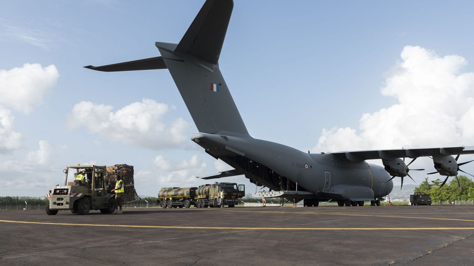 Des modules de réanimation militaire (MMR) en cours de déchargement d'un avion militaire A400M à son arrivée sur le tarmac de la Martinique-Aimé Césaire