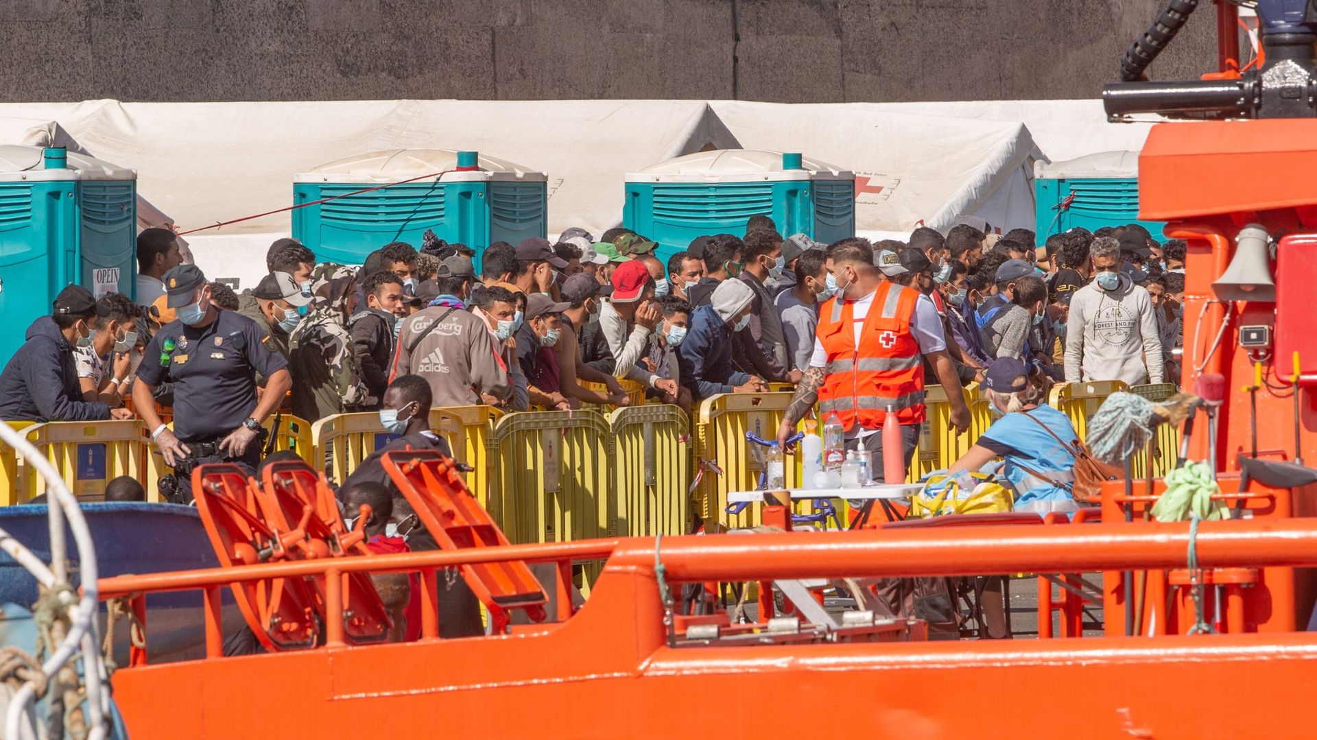 Un groupe de migrants arrive au port d'Arguineguin après avoir été secouru par les garde-côtes espagnols dans l'île canarienne de Gran Canaria le 23 novembre 2020. Les arrivées de migrants ont grimpé en flèche dans les îles Canaries espagnoles avec plus d