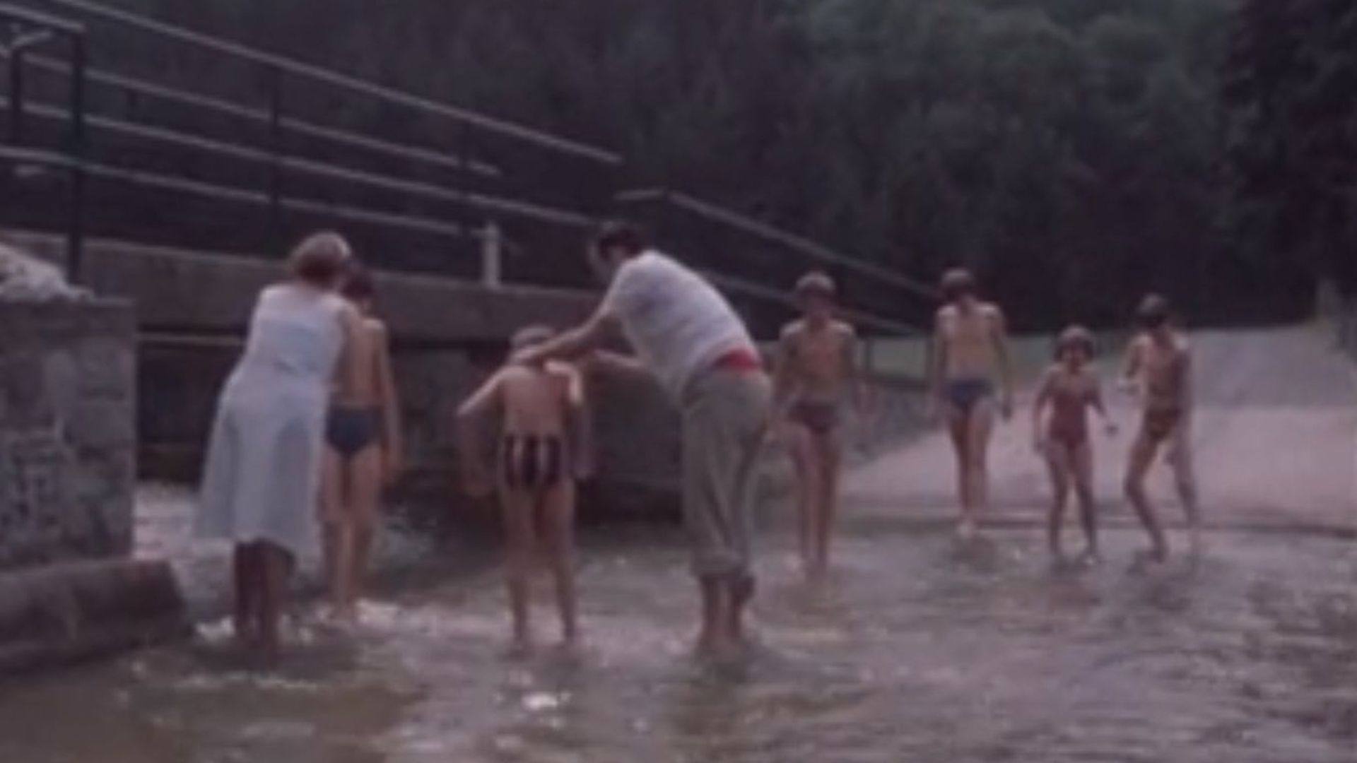 Dans la région de LIège, une famille est contrainte de se laver dans la rivière suite aux coupures d’eau courante.