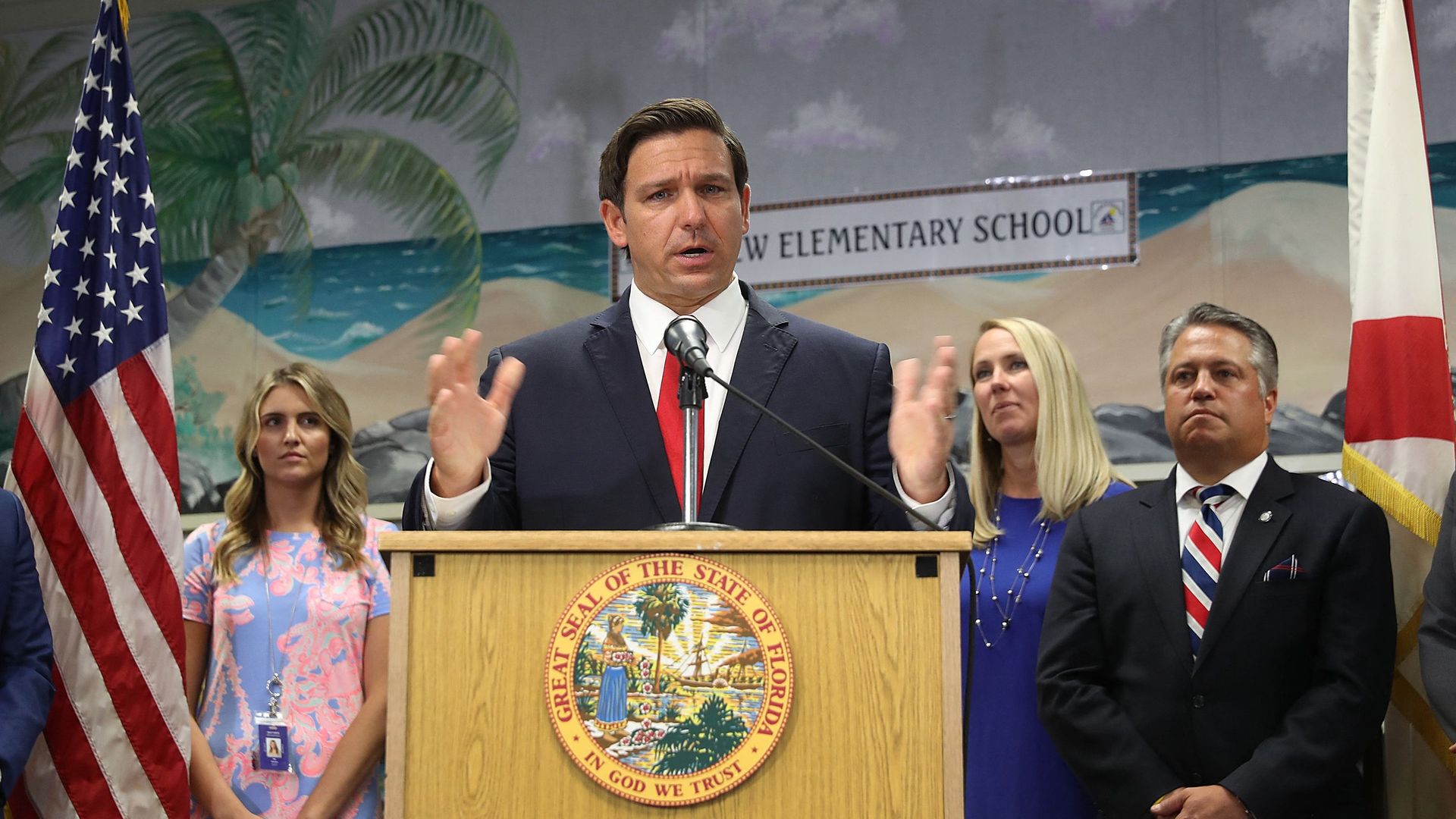 Photo d’illustration. Le gouverneur de Floride Ron DeSantis en visite à l’école Bayview Elementary School de Fort Lauderdale le 7 octobre 2019.
