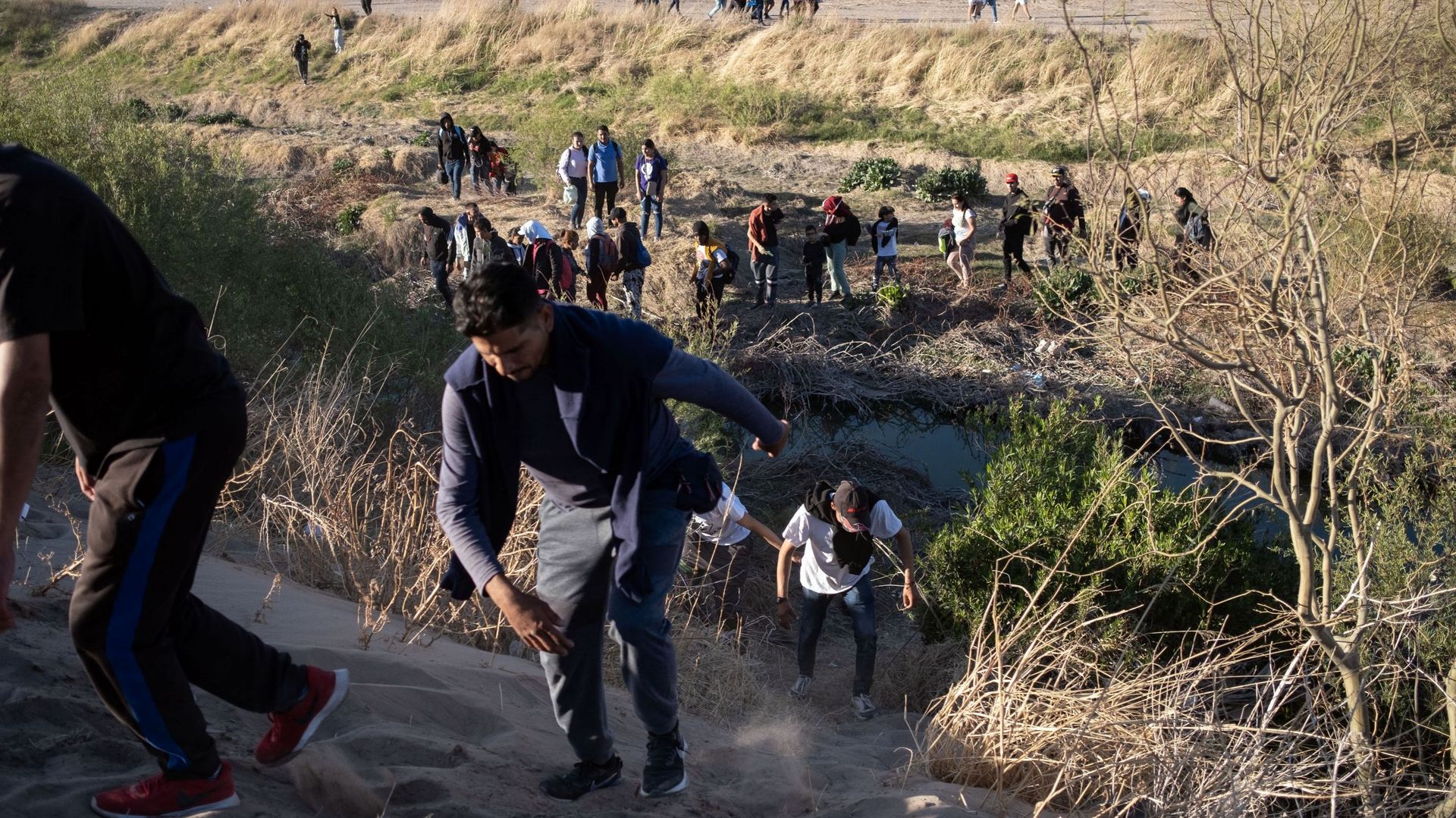 México: Más de 1.000 migrantes intentan ingresar a Estados Unidos tras tragedia de Juárez