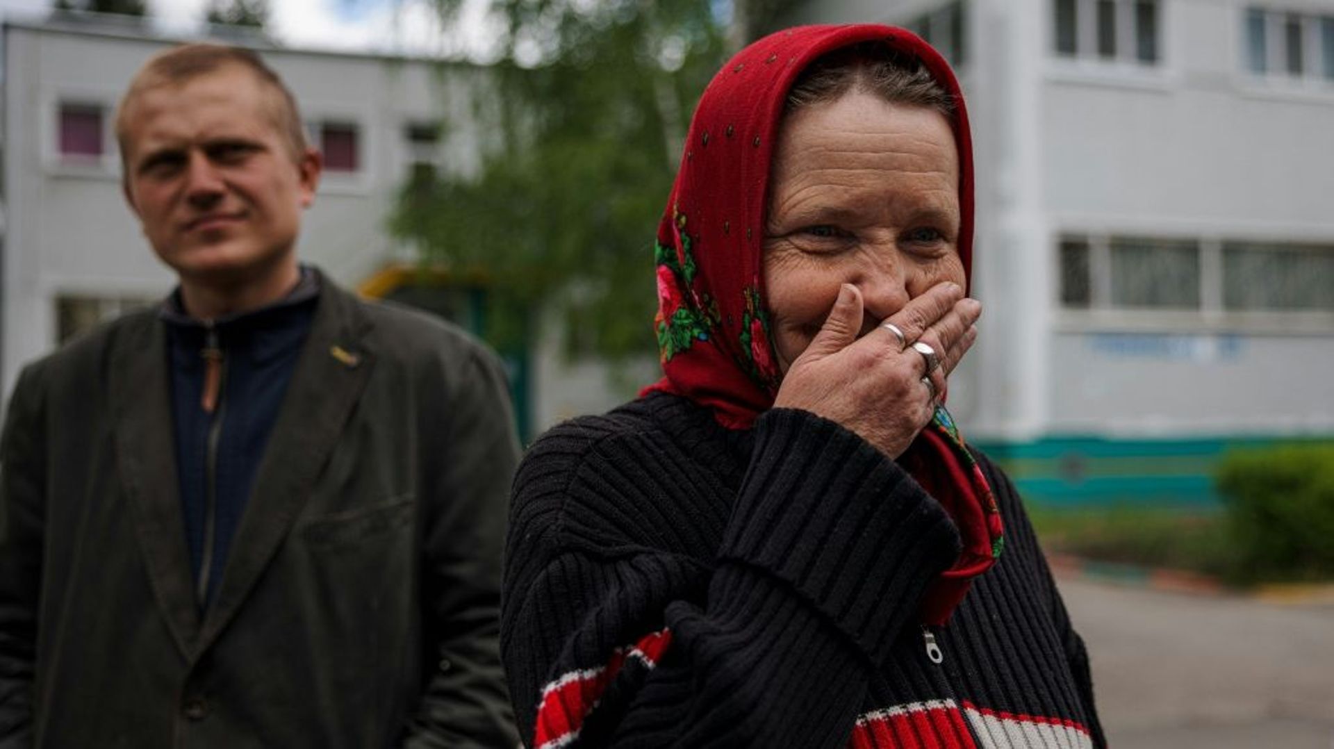 Galyna Tchystiakova, évacuée du village de Rouska Lozova, dans la cour de l'école maternelle 420 du district Osnoviansky, le 18 mai 2022 au sud de Kharkiv, en Ukraine
