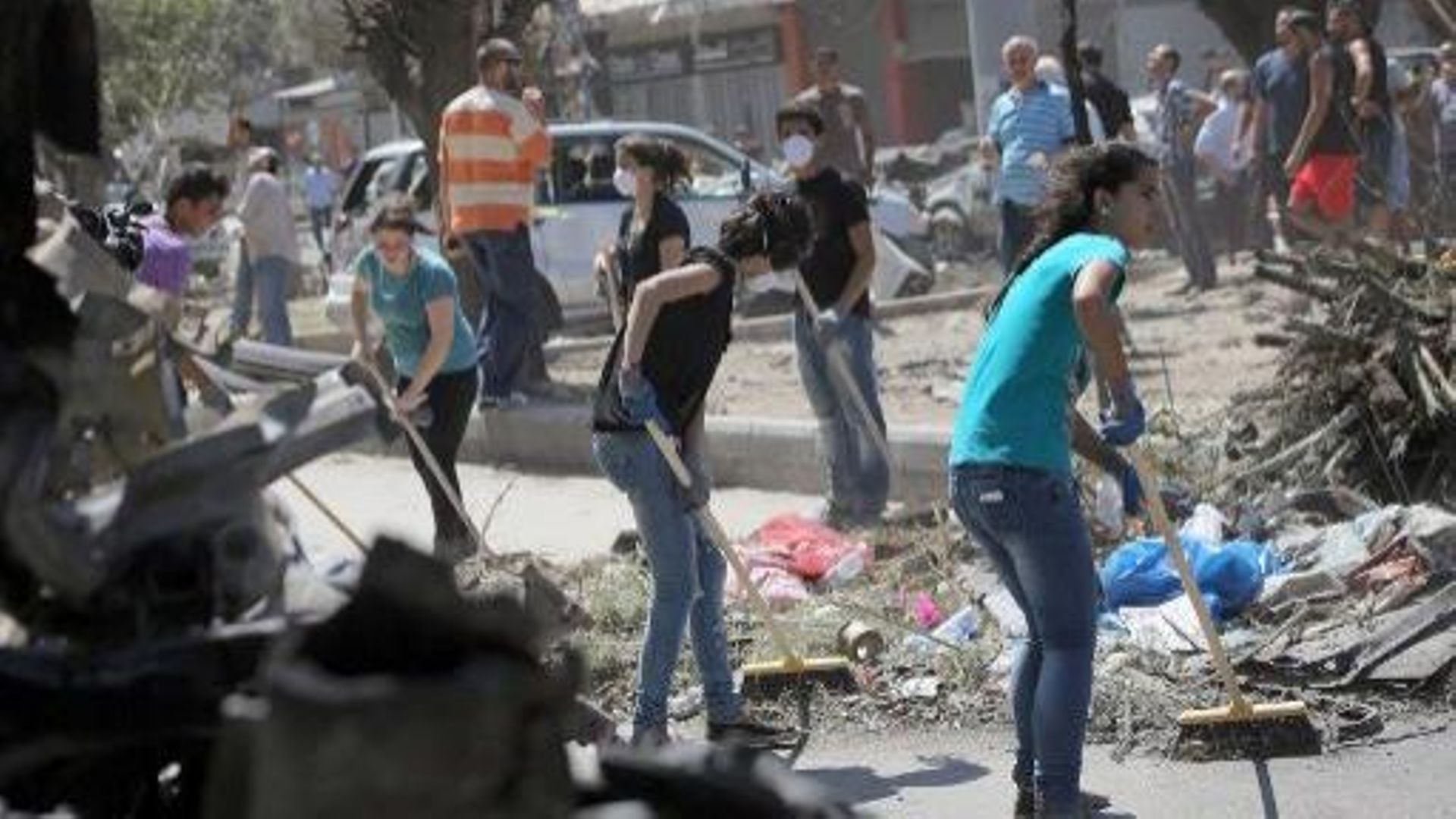 Des Libanais nettoient les rues à Tripoli après un attentat le 24 août 2013
