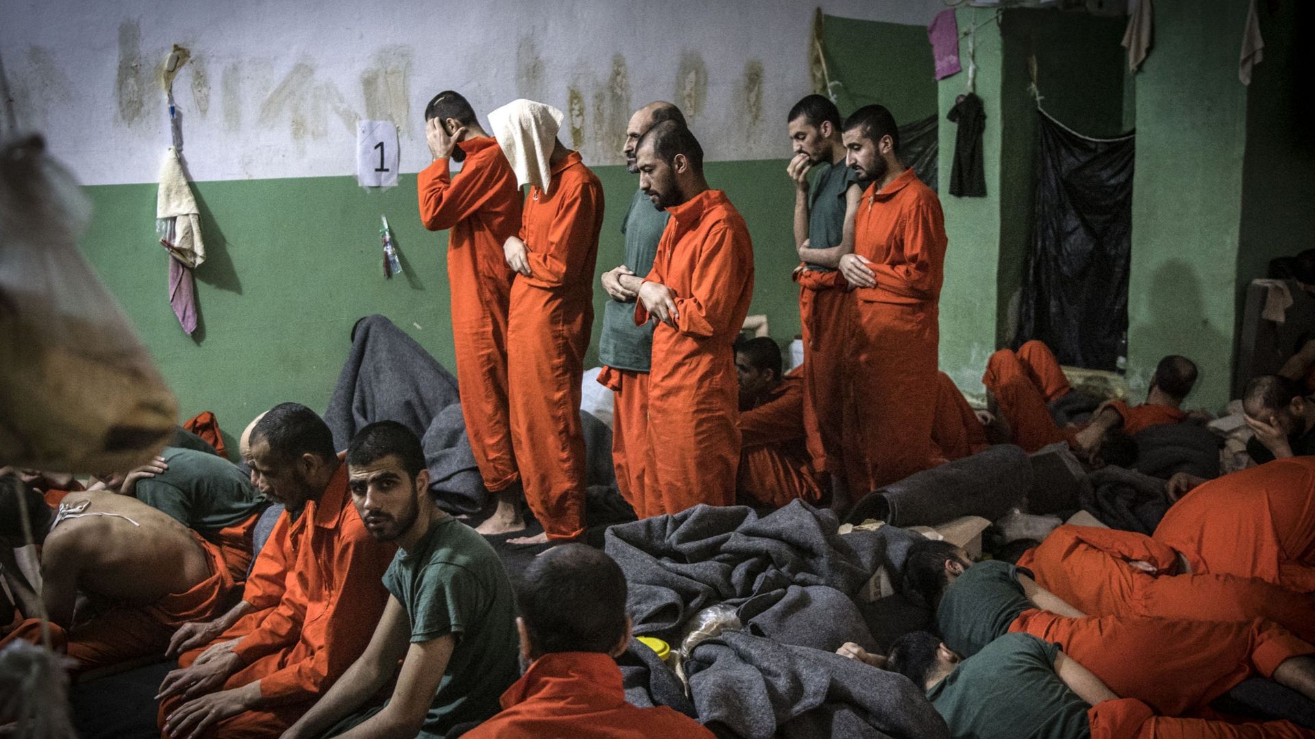 Des prisonniers soupçonnés d'être affiliés au groupe État islamique (EI), priant dans une cellule de la prison de Sinaa dans le Ghwayran. 