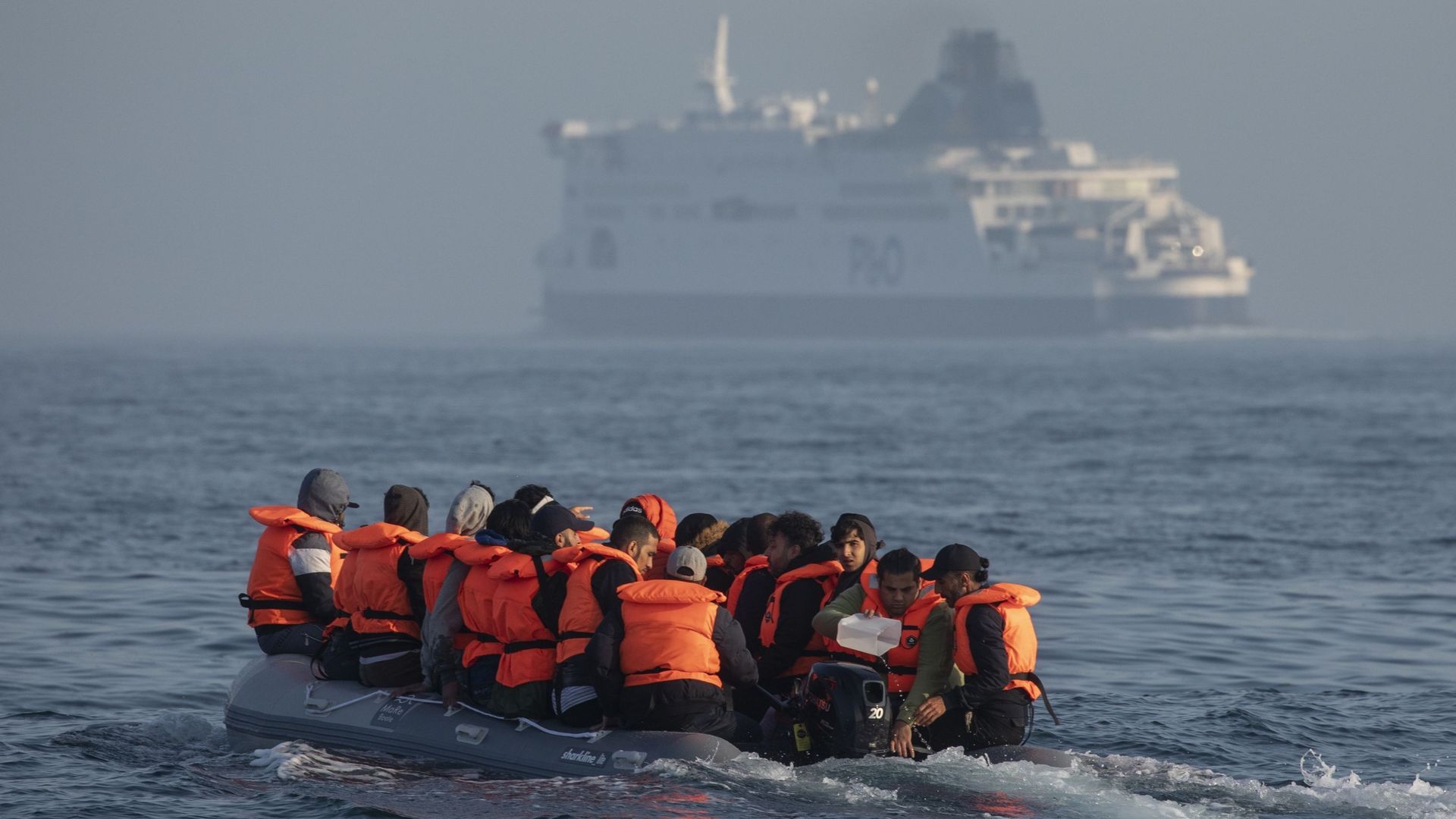 Un bateau gonflable transporte hommes, femmes et enfants dans la Manche le 22 juillet 2021 au large de Douvres, en Angleterre.