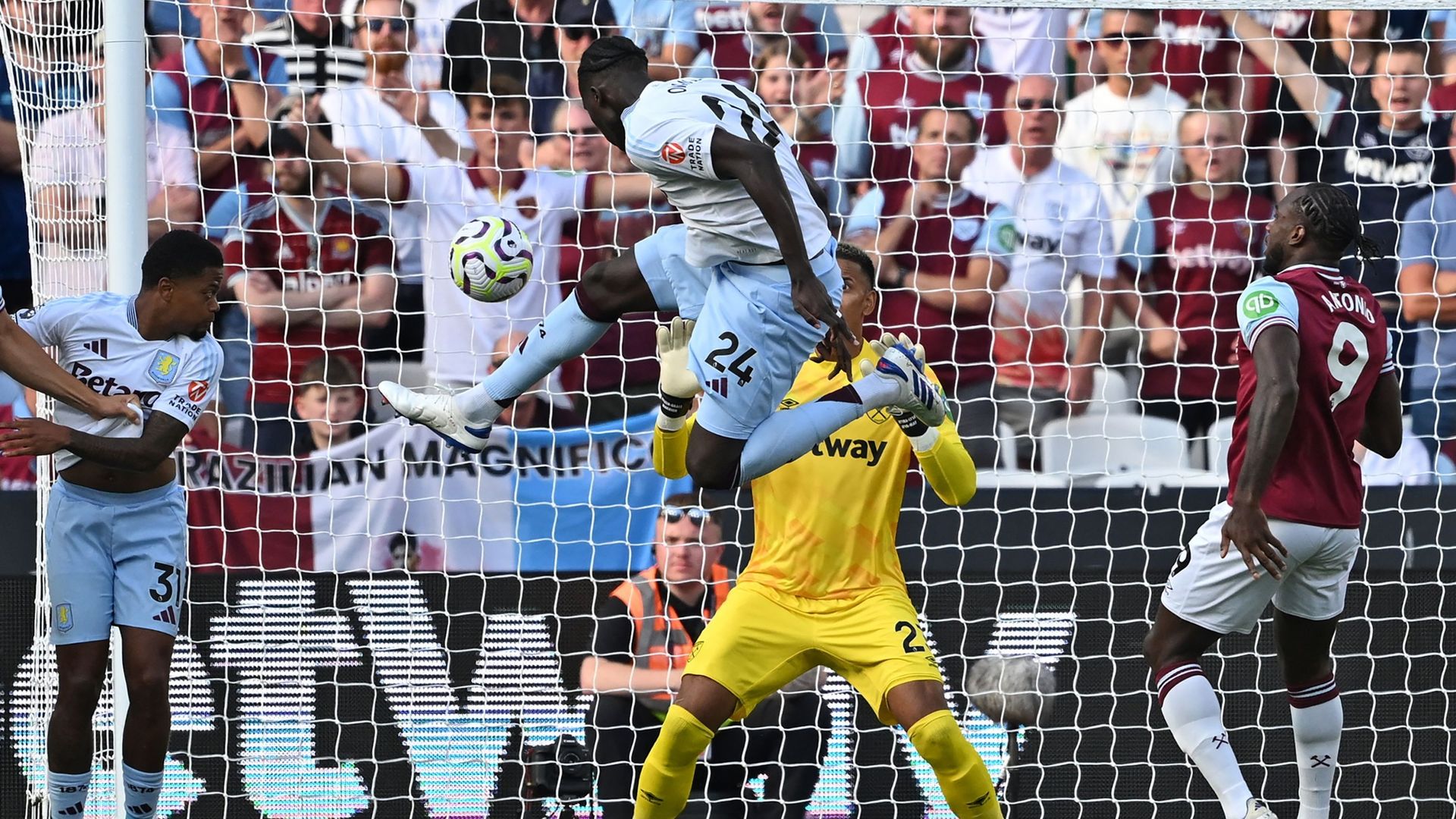 Dynamic Geen Onana Of Martinez Bij Aston Villa, Waar Tielemans Wel Basisplaats Krijgt Scene in HD Dynamic Geen Onana Of Martinez Bij Aston Villa, Waar Tielemans Wel Basisplaats Krijgt Scene in HD