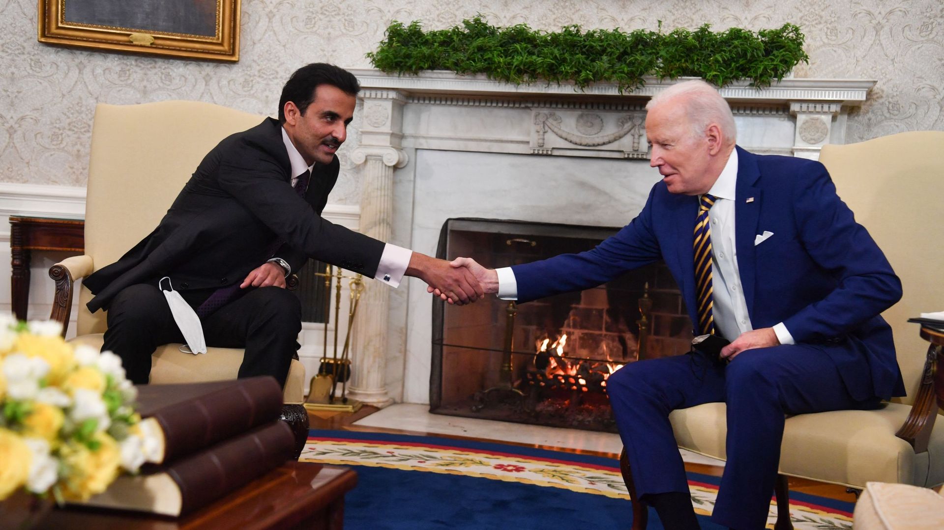 Le président américain Joe Biden participe à une réunion bilatérale avec Son Altesse Sheikh Tamim Bin Hamad Al-Thani, émir de l’État du Qatar, dans le bureau ovale de la Maison Blanche, le 31 janvier 2022 à Washington, DC.