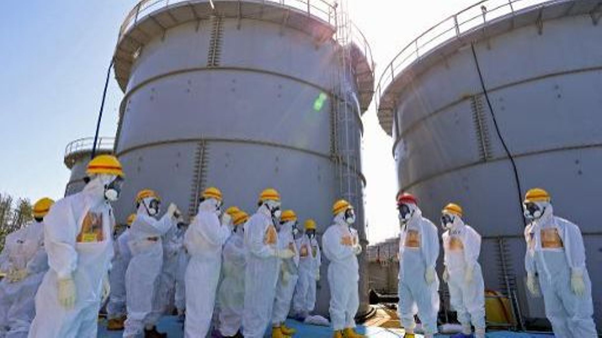Le Premier ministre japonais Shinzo Abe (casque rouge) sur le site de la centrale nucléaire de Fukushima le 19 septembre 2013