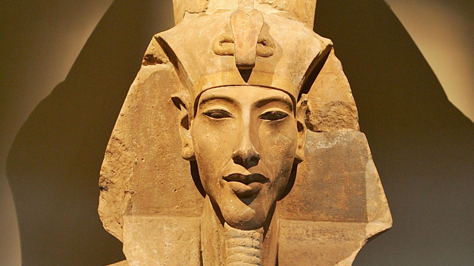 Une statue représentant Akhénaton