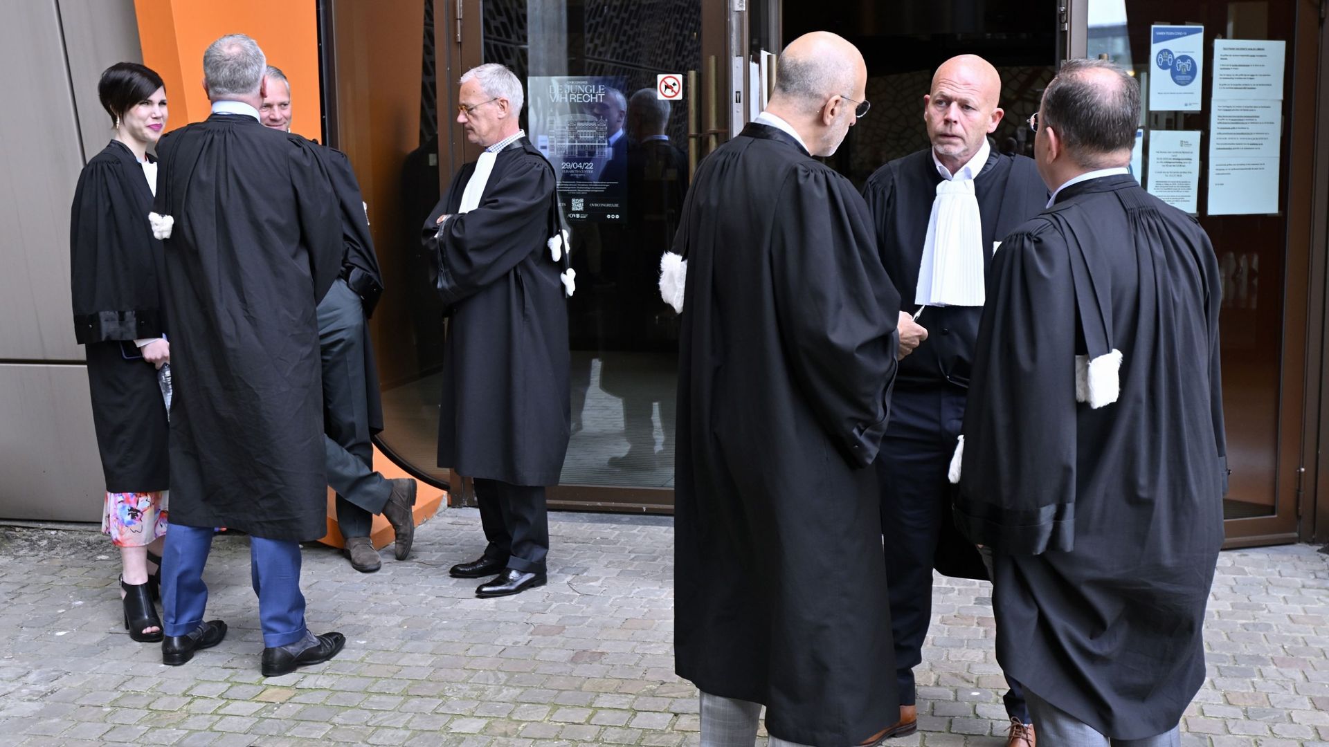 L'avocat John Maes, l'avocat Sven Mary et l'avocat Eric Boon photographiés au début du procès contre les 18 membres du club d'étudiants de Reuzegom qui sont associés à la mort de Sanda Dia, devant le tribunal pénal, au palais de justice de Hasselt, vendre