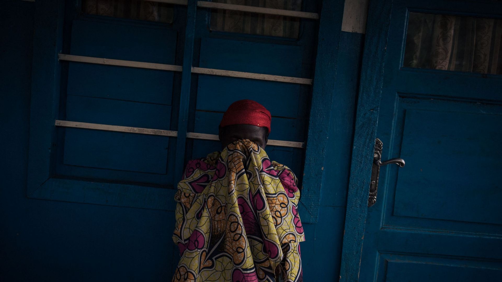 Une femme cache son visage dans sa robe devant un centre de santé à Muheto, près de la ville de Masisi, dans la province du Nord-Kivu, dans l'est de la République démocratique du Congo, le 28 mars 2022 (illustration) 
