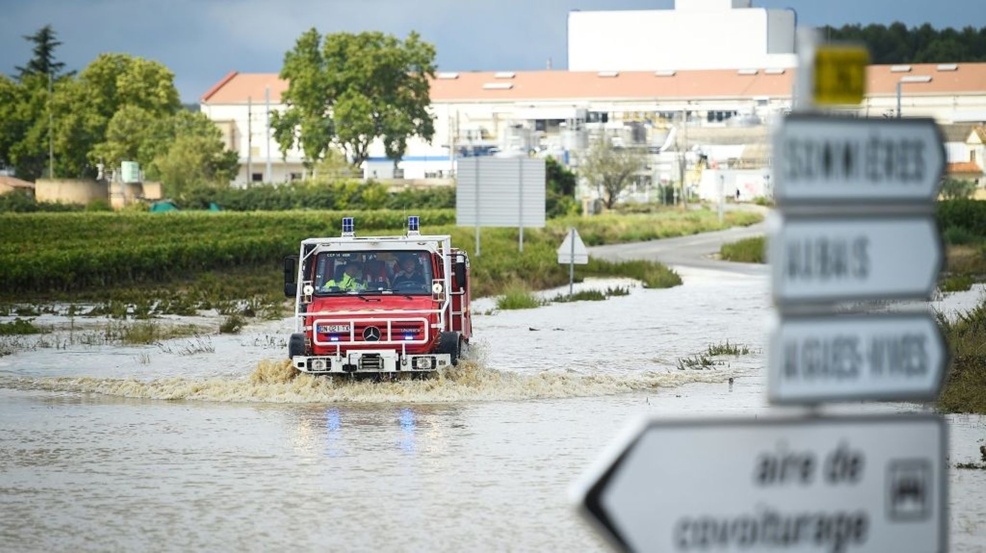 Des pompiers en intervention à Aigues-Vives au sud-est de Nîmes, le 14 septembre 2021
