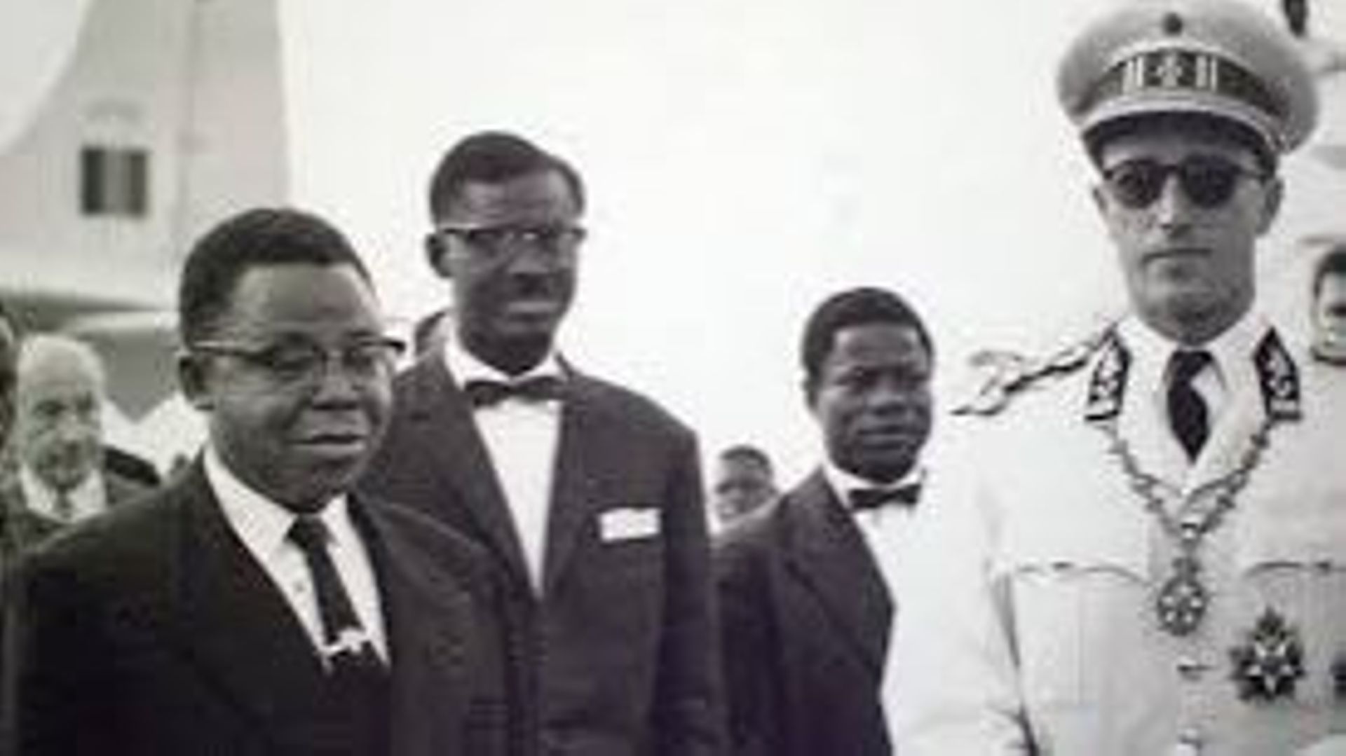 Le président Joseph Kasa-Vubu, le Premier ministre Patrice Lumumba et le ministre des Affaires étrangères Justin Bomboko accueillent le roi Baudouin à Léopoldville, le 29 juin 1960.