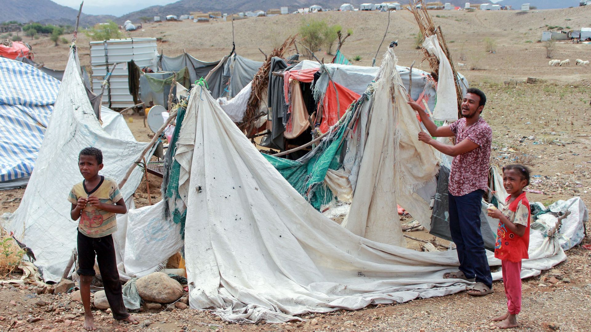 Un Yéménite reconstruit sa tente après qu’elle a été détruite par des pluies torrentielles dans un camp de fortune pour personnes déplacées dans la province de Hajjah, au nord du pays, le 19 avril 2020.