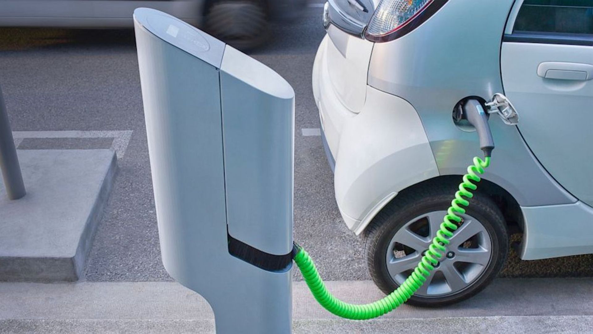 Comme beaucoup de grandes villes, Bruxelles a commencé sa transition vers de nouveaux modèles, d'ici à 2020, les autorités prévoient d'installer 200 bornes de recharge pour voitures électriques.