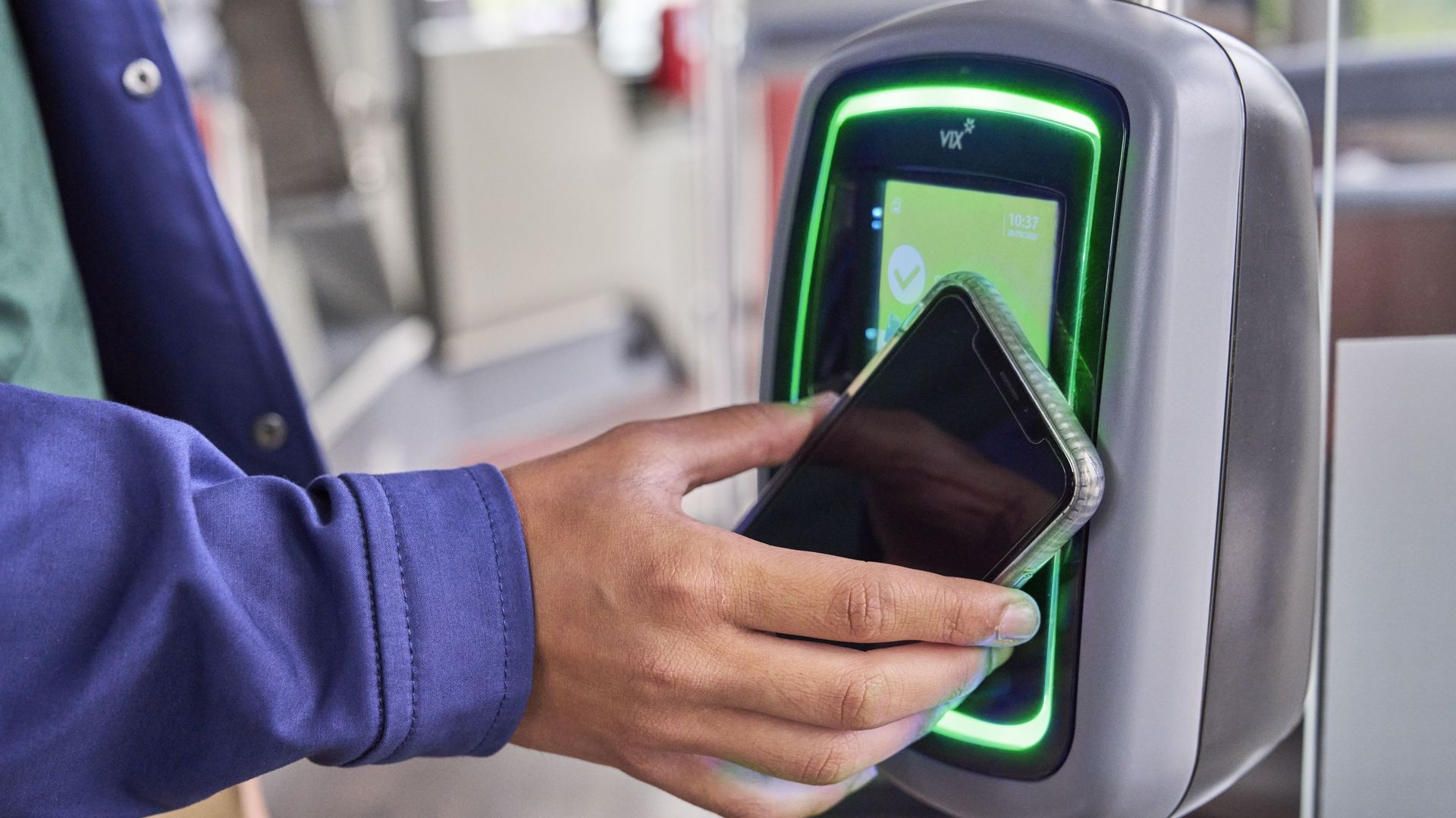De plus en plus de clients de la Stib paient leur voyage sans contact ...