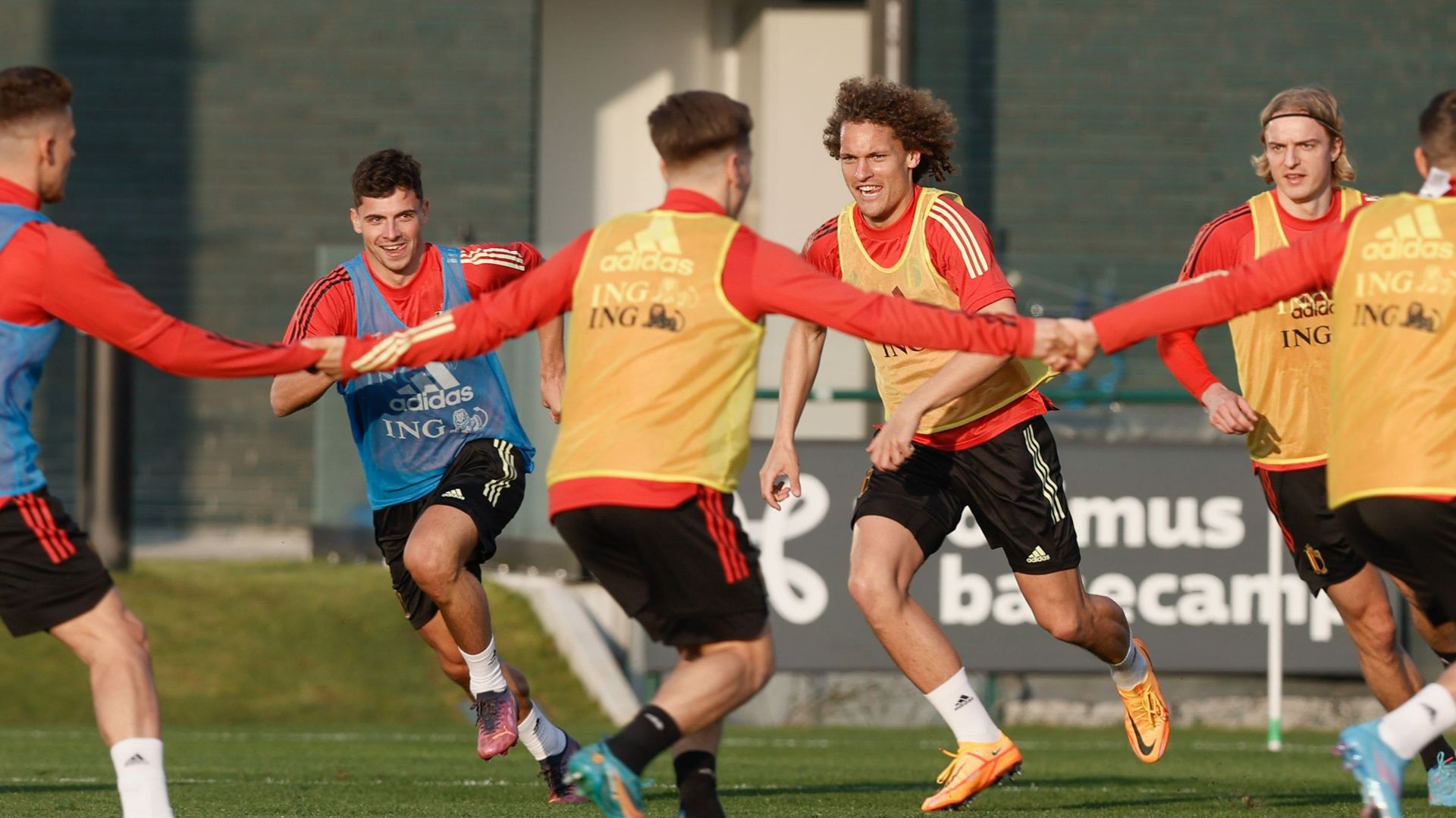 Wout Faes et d'autres jeunes joueurs belges à l'entraînement à Tubize en mars 2022 avant deux matchs amicaux.