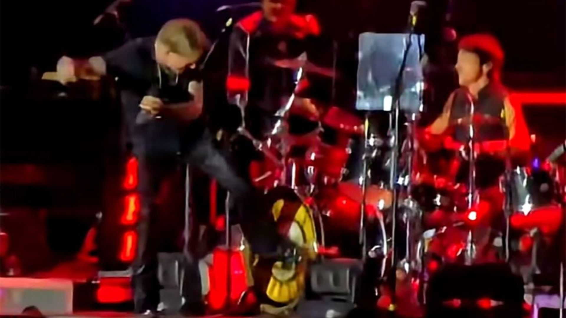 Concert chaotique de Guns N' Roses : Axl Rose s'en prend violemment à son nouveau batteur sur scène