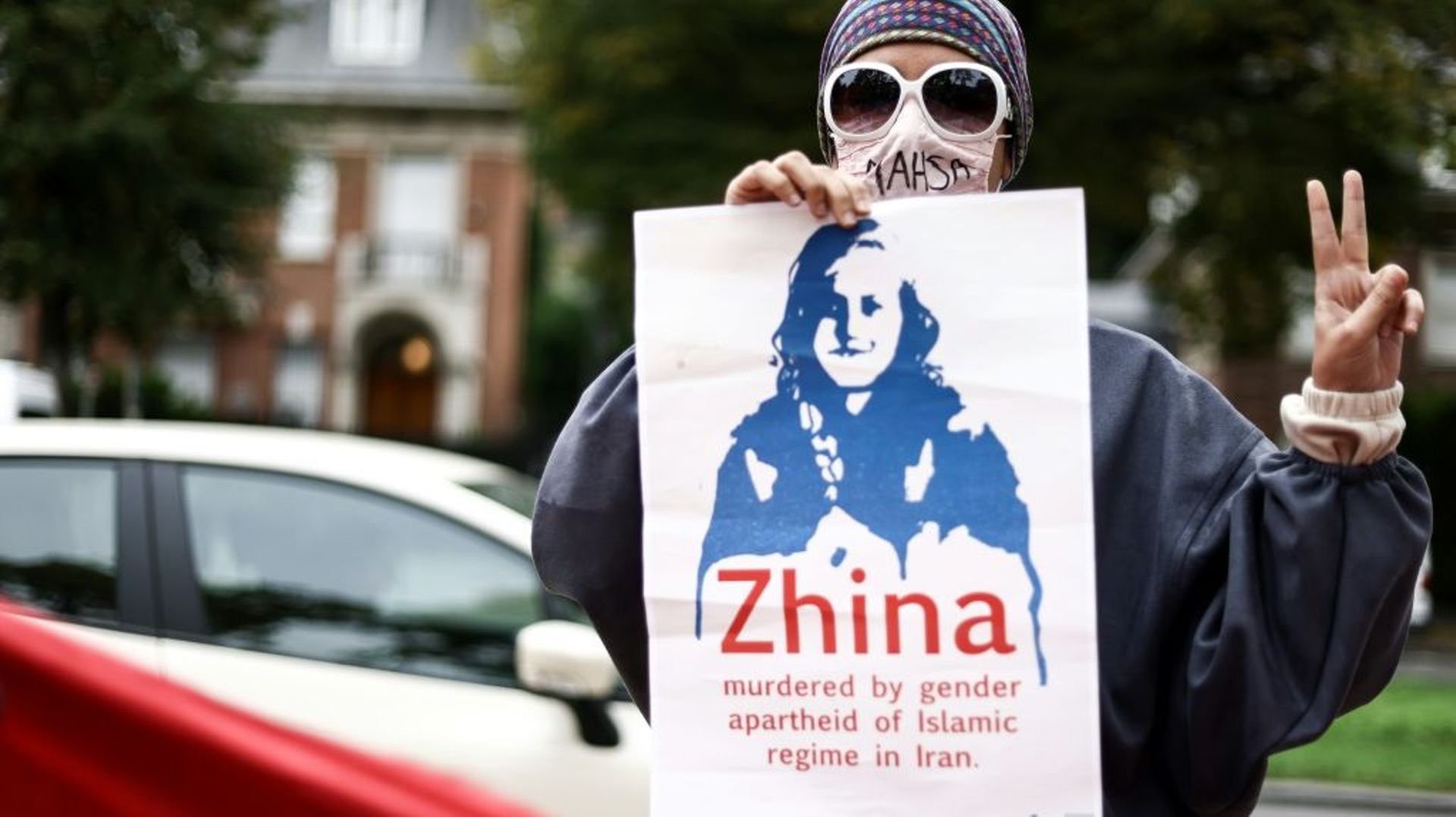 Une manifestante tient un portrait de Mahsa Amini devant l’ambassade d’Iran à Bruxelles, le 23 septembre 2022