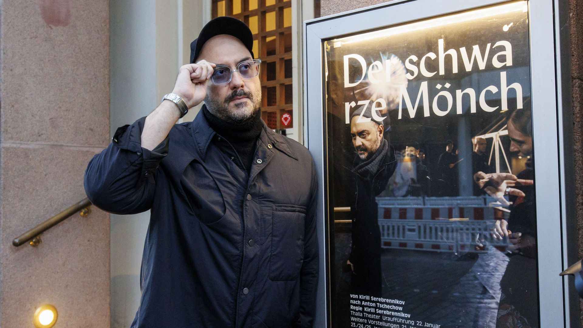Le réalisateur russe Kirill Serebrennikov pose après une conférence de presse à Hambourg, en Allemagne, le 14 janvier 2022.