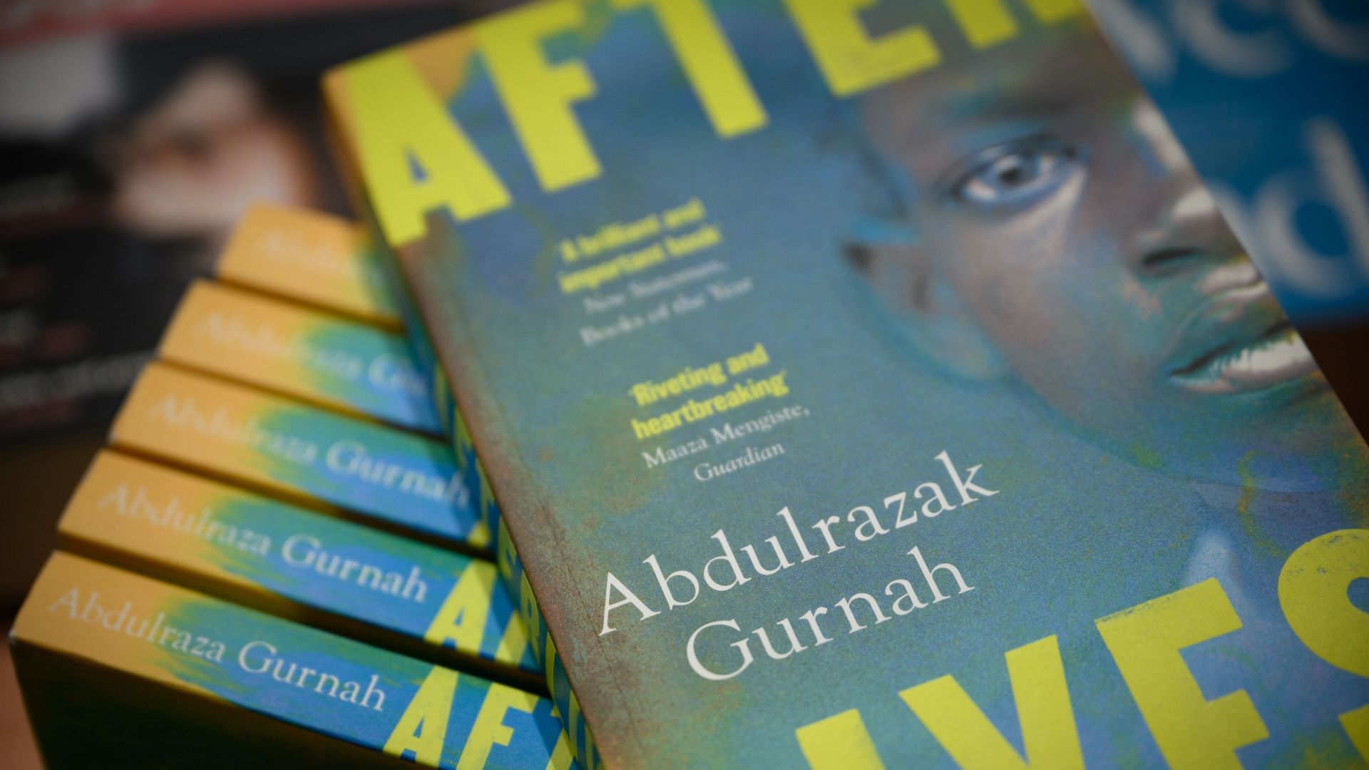 Photo d'illustration, des exemplaires du roman " After Lives " de l'auteur Abdulrazak Gurnah, lauréat du prix Nobel de littérature 2021. Photo prise dans une librairie londonienne le 7 octobre 2021. 
