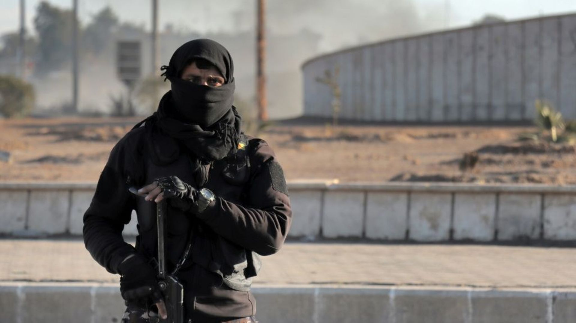 Un combattant des Forces démocratiques syriennes près de la prison de Ghwayran, à Hassaké (Syrie), le 25 janvier 2022
