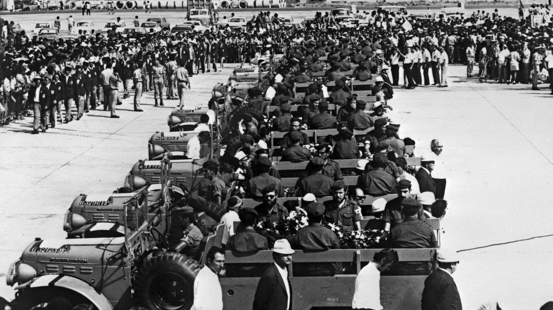 Les cercueils de l’équipe olympique israélienne victimes de la prise d’otages palestinienne sont transportés sur des véhicules militaires à l’aéroport de Lof, Israël, 8 septembre 1972.