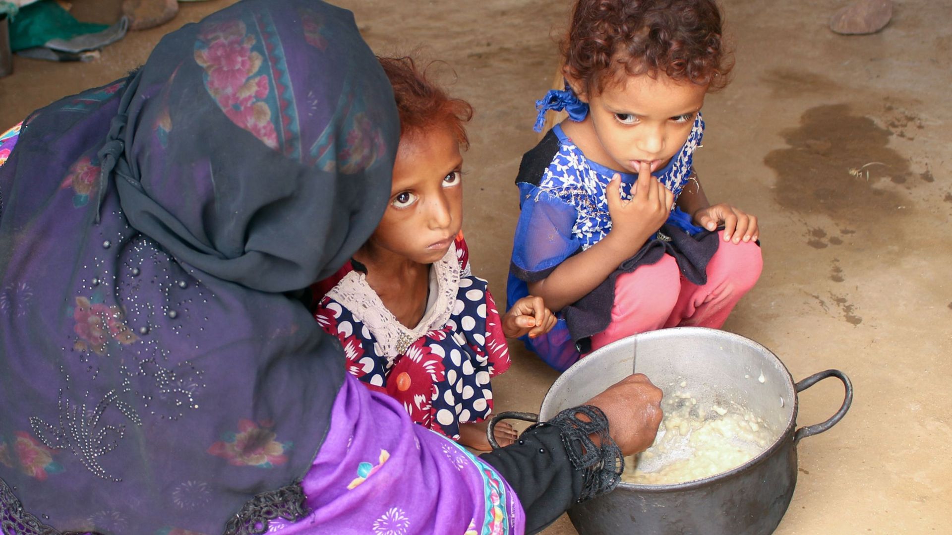 Samar Ali Jaidi, une fillette de sept ans souffrant de malnutrition, mange avec sa famille dans un camp de fortune pour les Yéménites déplacés qui ont fui les combats entre les rebelles huthi et le gouvernement soutenu par l’Arabie Saoudite, au nord-ouest