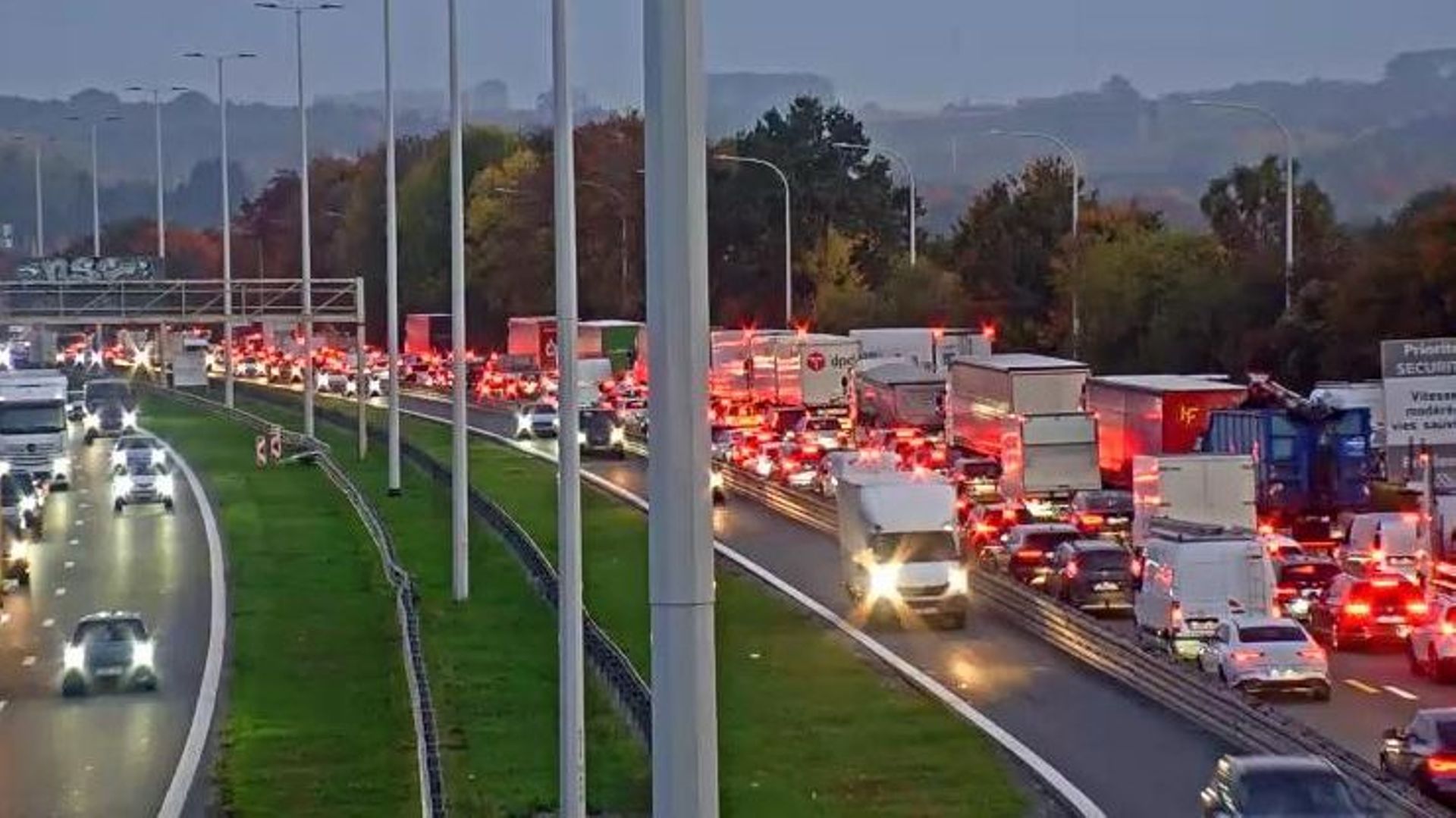 Trafic paralysé sur l’E19 : deux accidents à Nivelles provoquent plus d’une heure de retard vers Bruxelles
