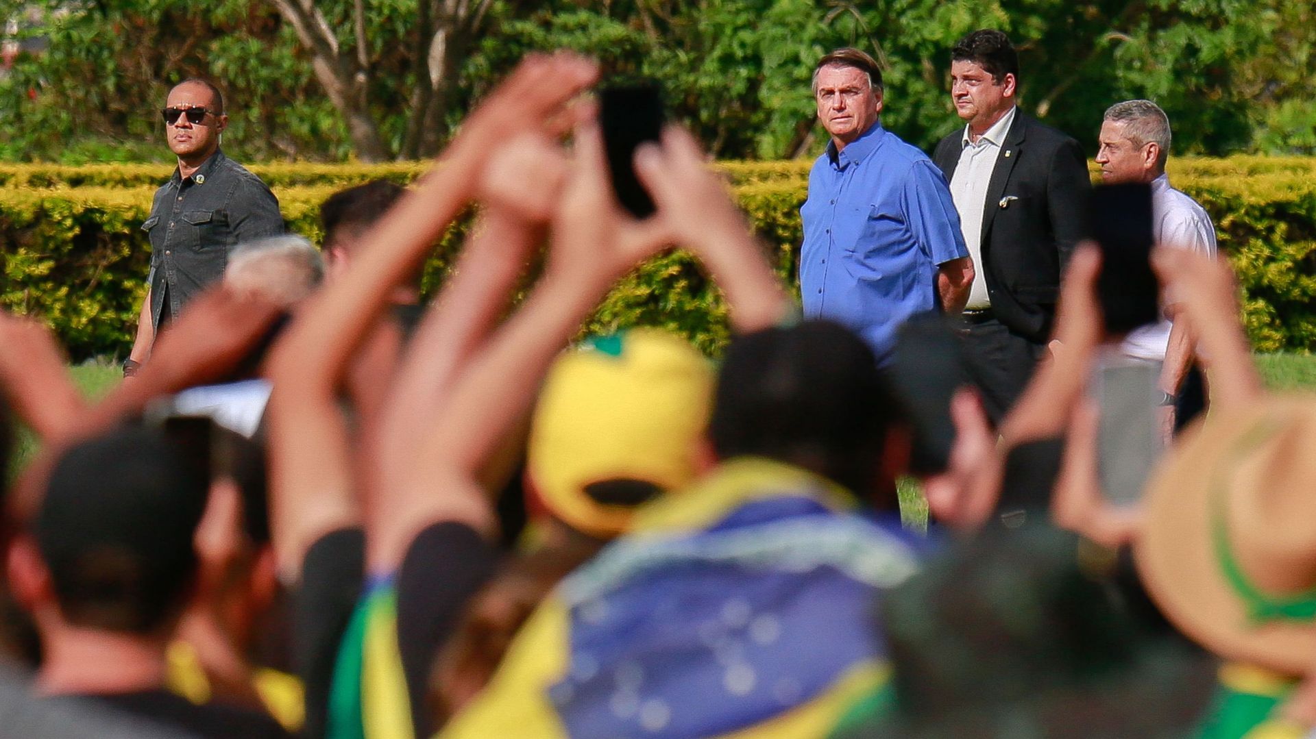 Le président brésilien Jair Bolsonaro regarde ses partisans devant le palais Alvorada à Brasilia, le 9 décembre 2022.