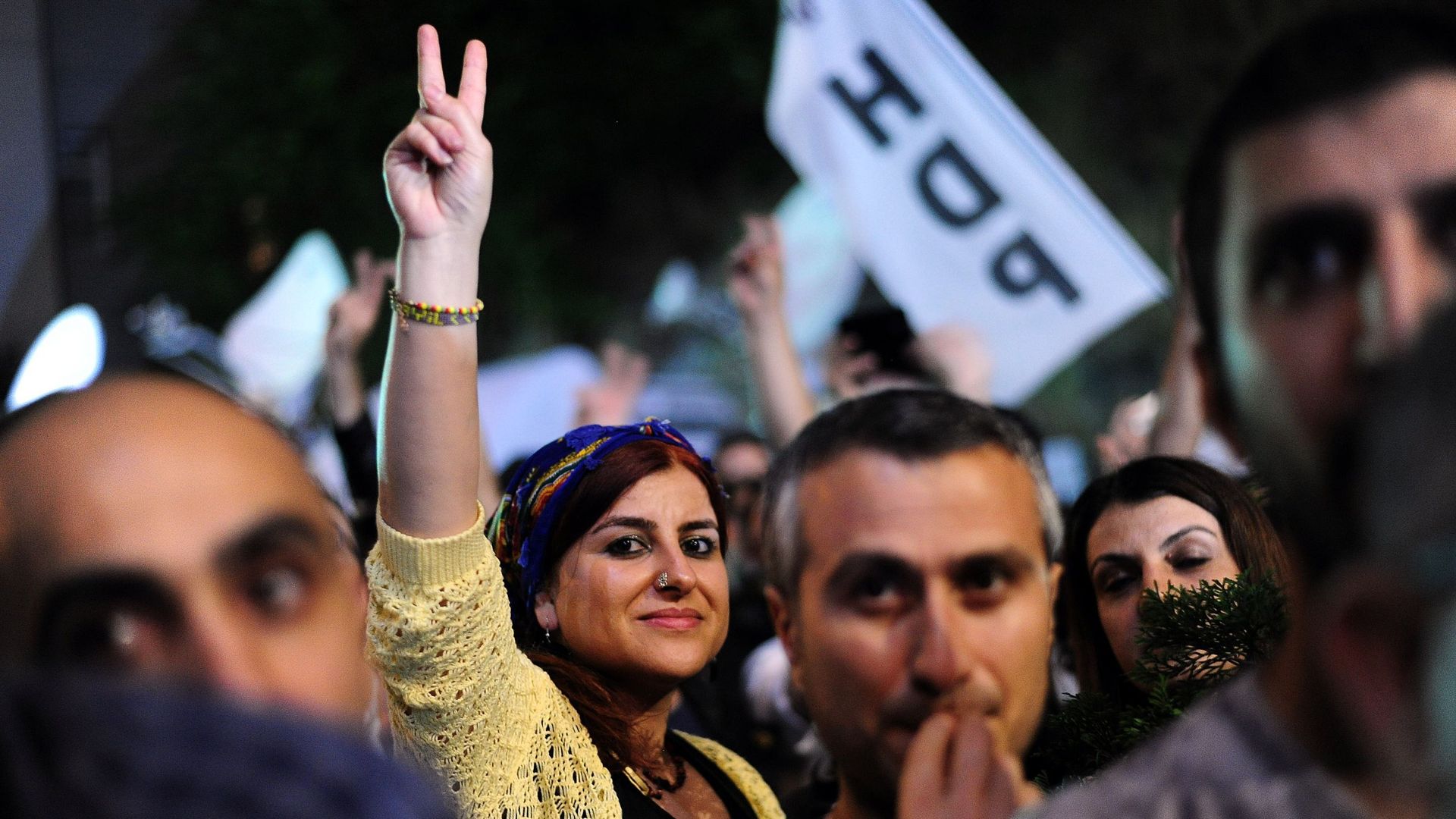 Une militante du HDP fête le résultat de son parti au soir des élections en juin 2015.