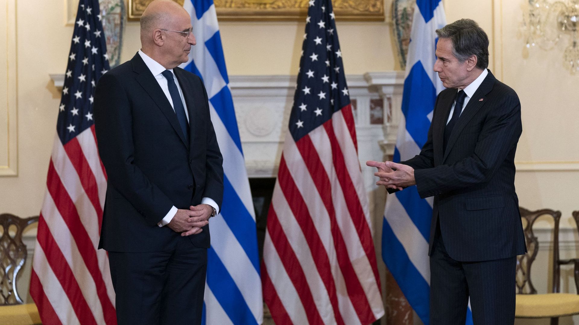 Le secrétaire d’État américain Antony Blinken (à droite) et le ministre grec des Affaires étrangères Nikos Dendias.