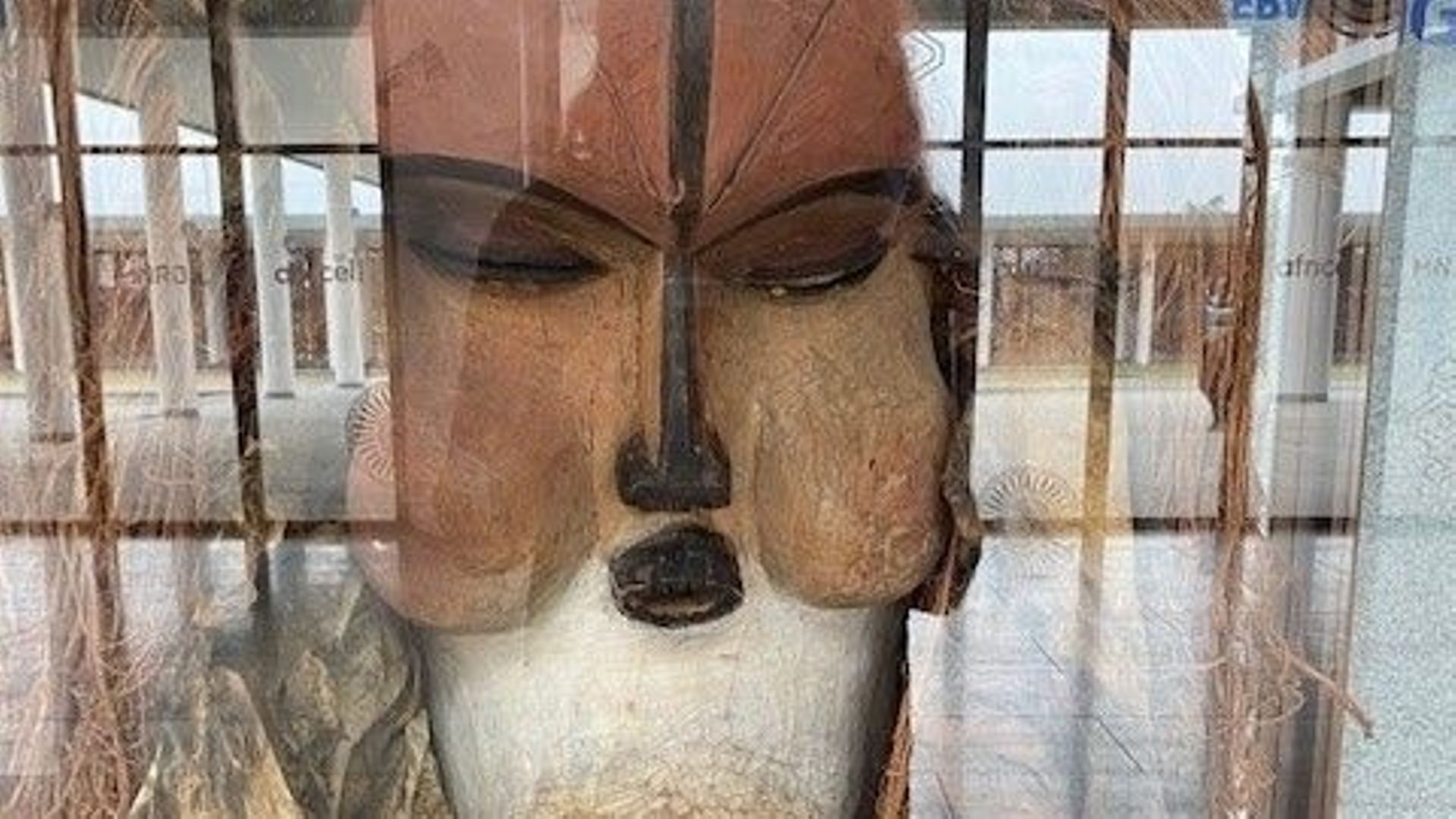 Dans l’entrée du musée, le masque Kakuungu de l’ethnie Suku que le Roi Philippe a apporté lors de sa dernière visite en juin au Congo, trône dans un vitrine.