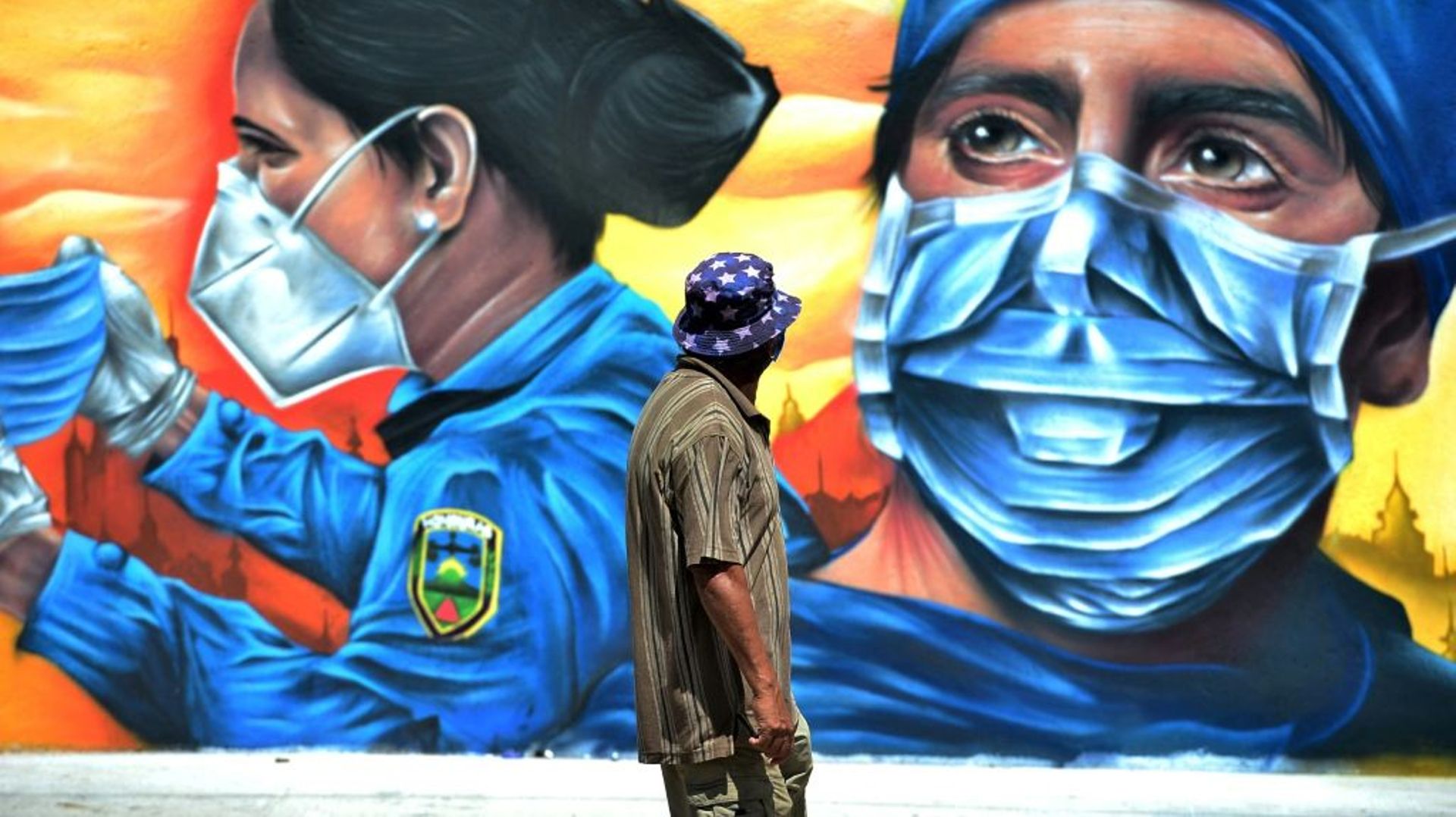 Une peinture murale montre un soignant et une policière à Tegucigalpa, au Honduras, le 14 septembre 2020