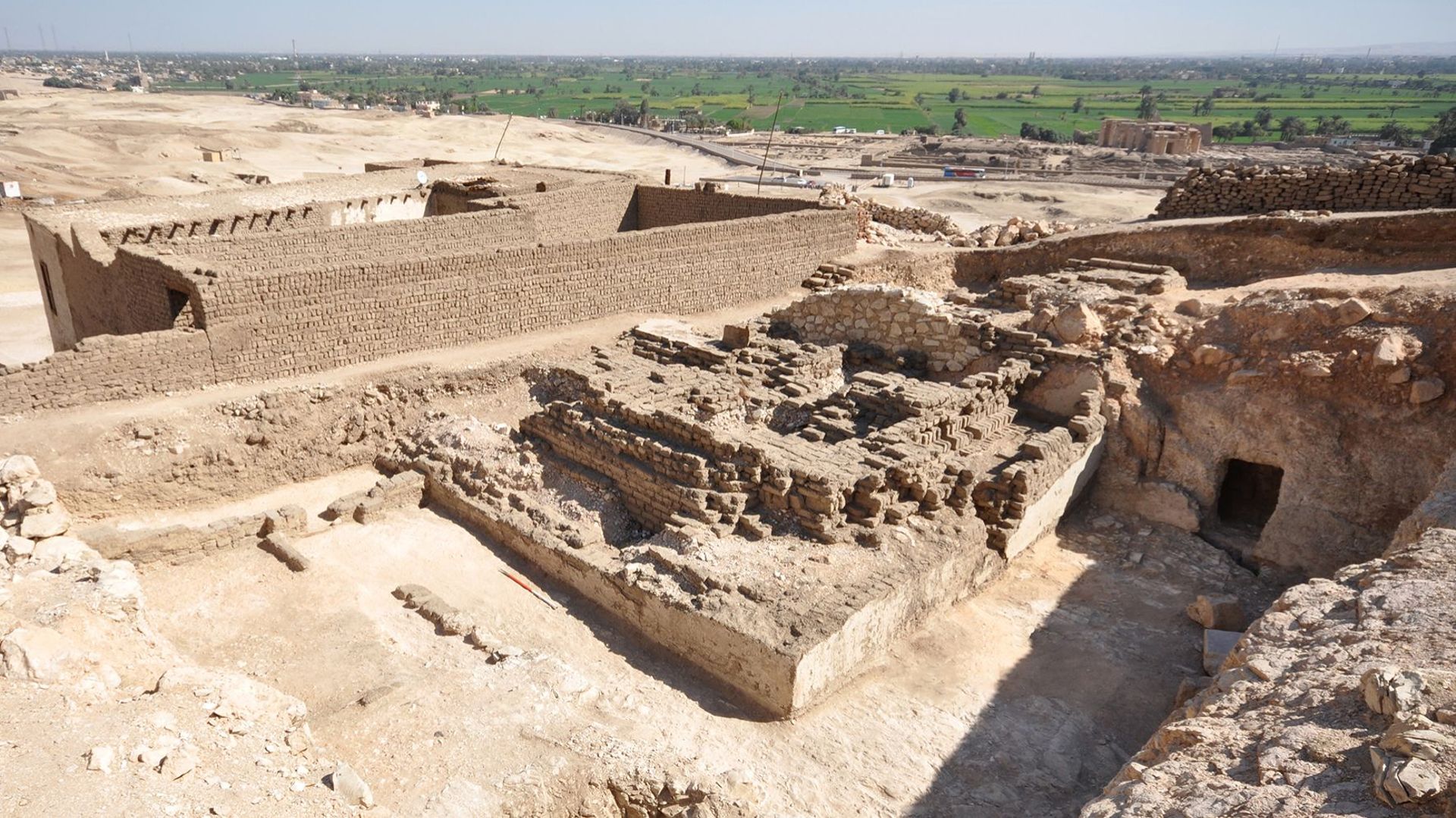 Vestiges de la pyramide en briques crues du vizir Khay, dans la cour d’une tombe plus ancienne